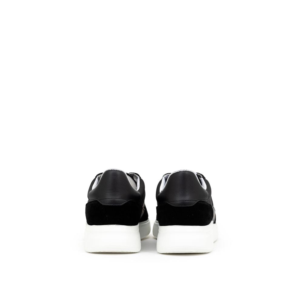 Sneaker aus Stoff und Leder in Schwarz und Weiß