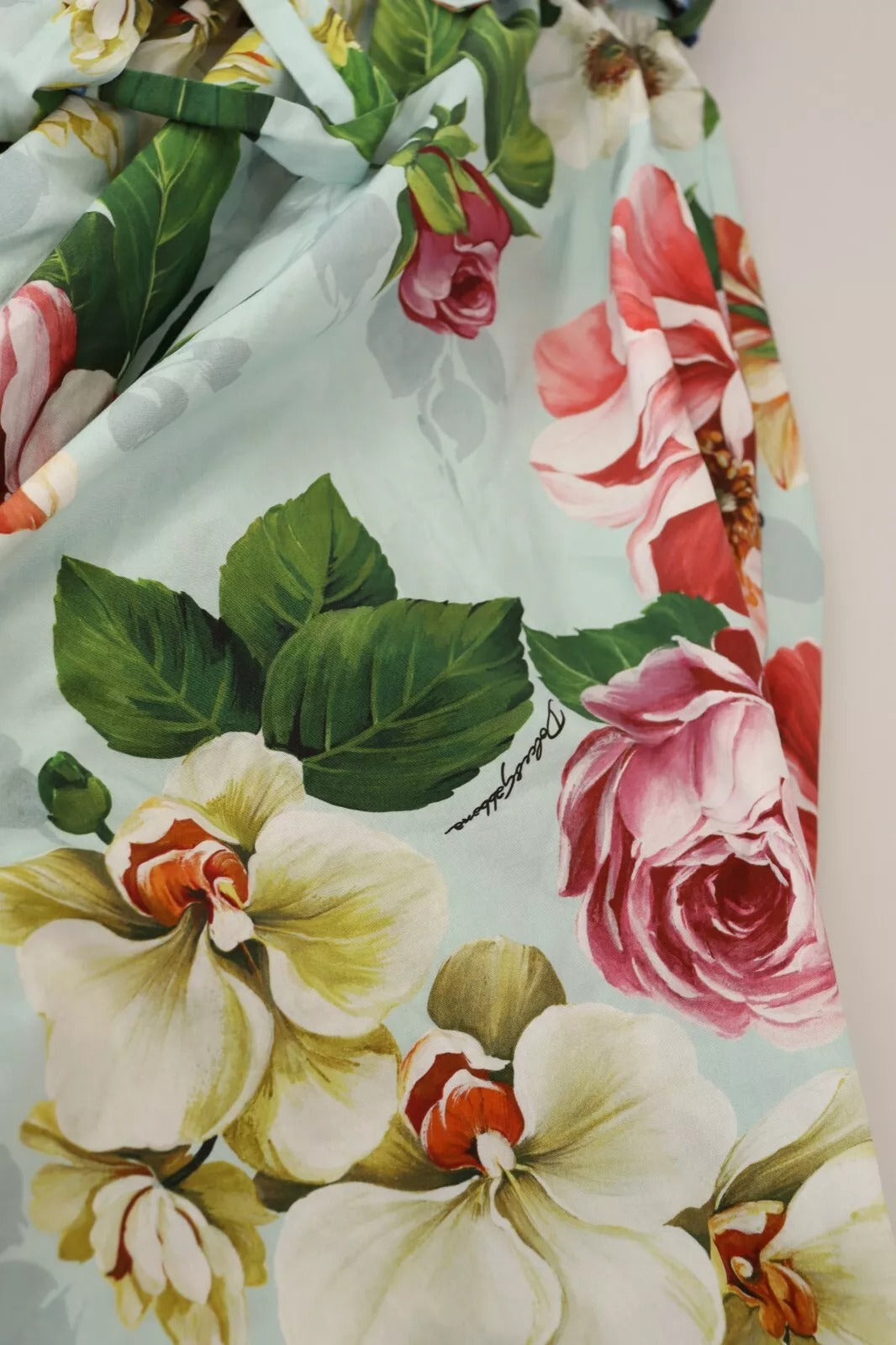 Grünes, geblümtes, kurzärmliges Baumwollkleid mit V-Ausschnitt