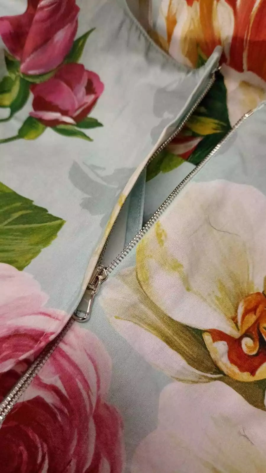 Grünes, geblümtes, kurzärmliges Baumwollkleid mit V-Ausschnitt