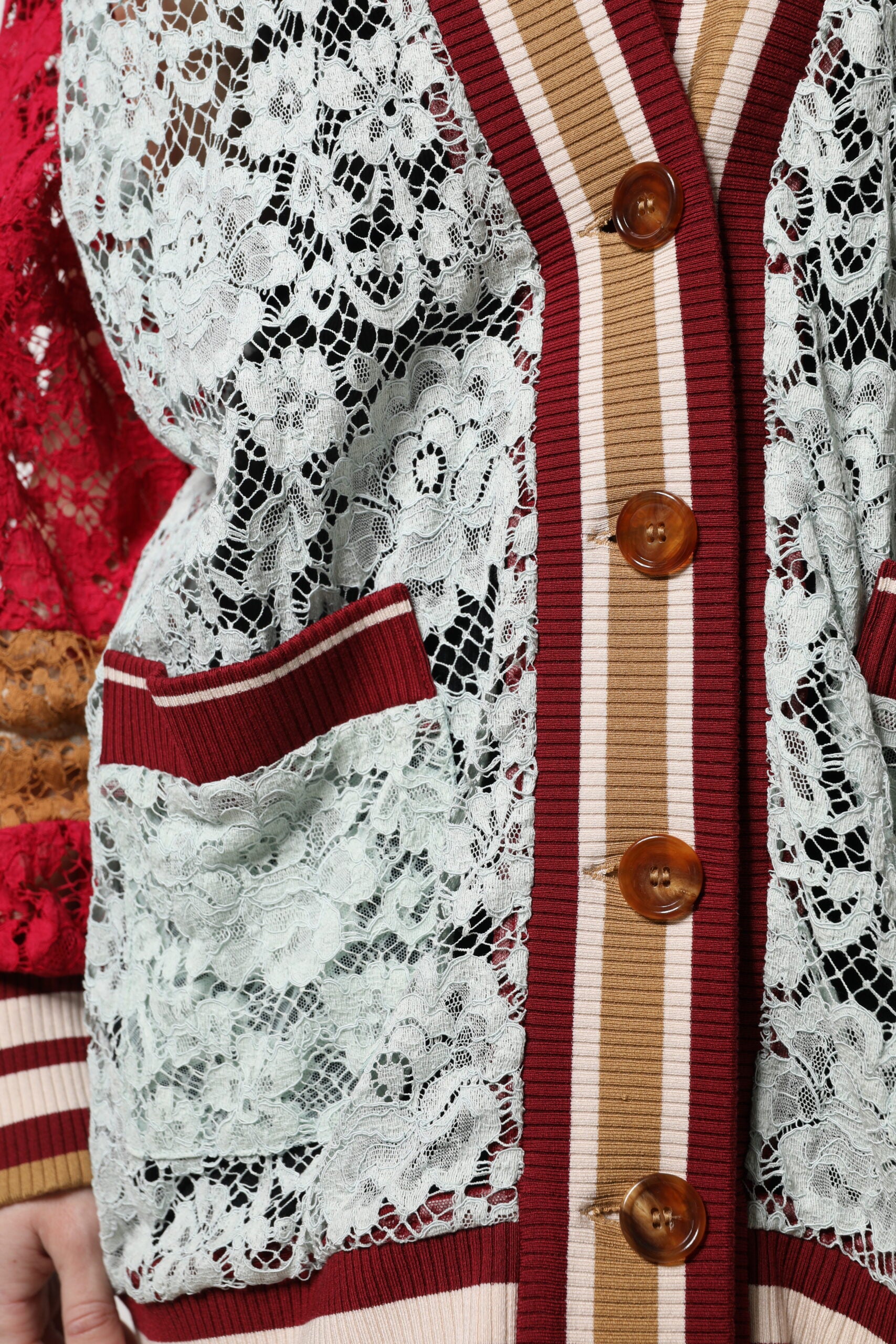 Mehrfarbiger Cardigan-Pullover mit Blumenspitze