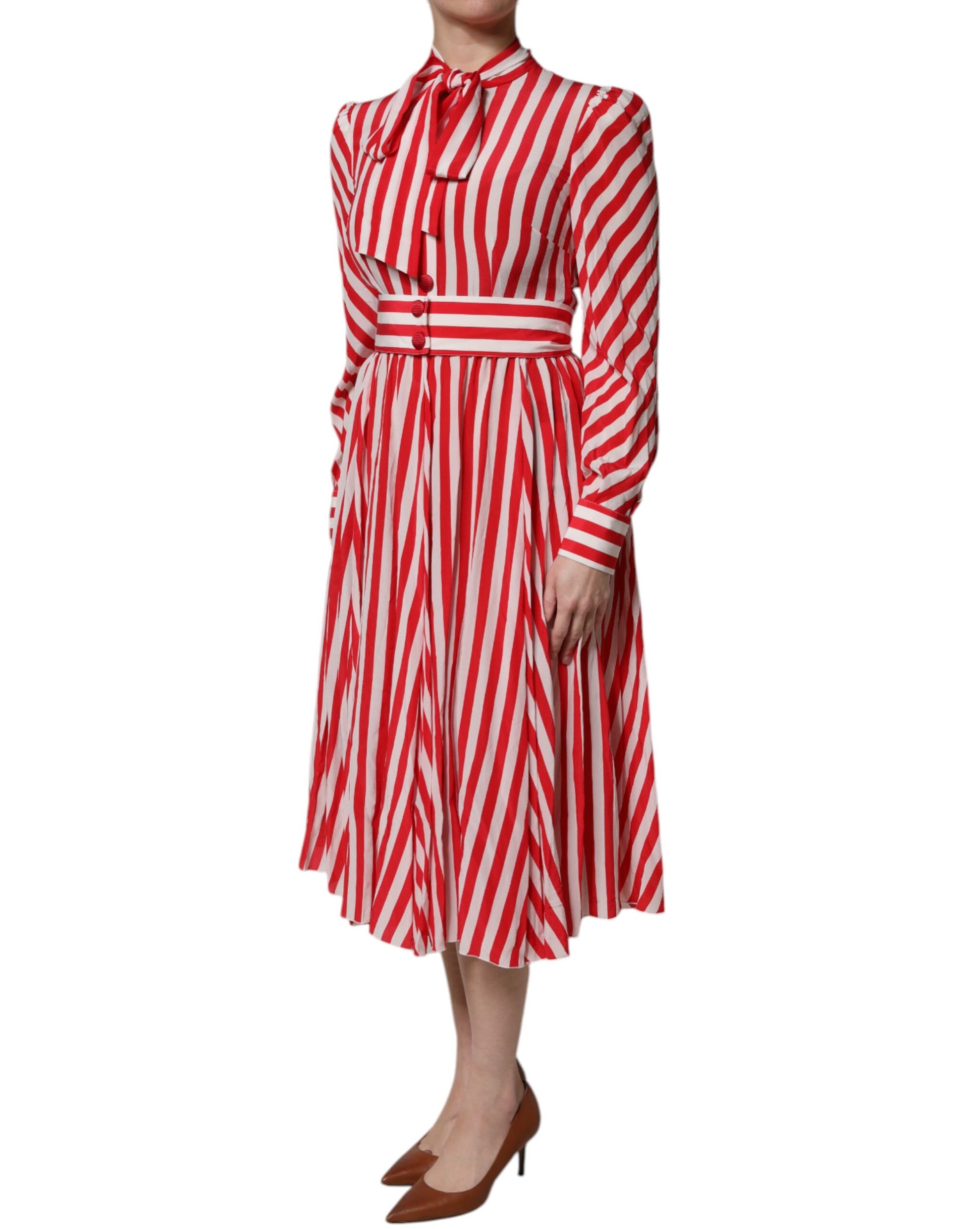Weiß-rot gestreiftes Midikleid mit langen Ärmeln