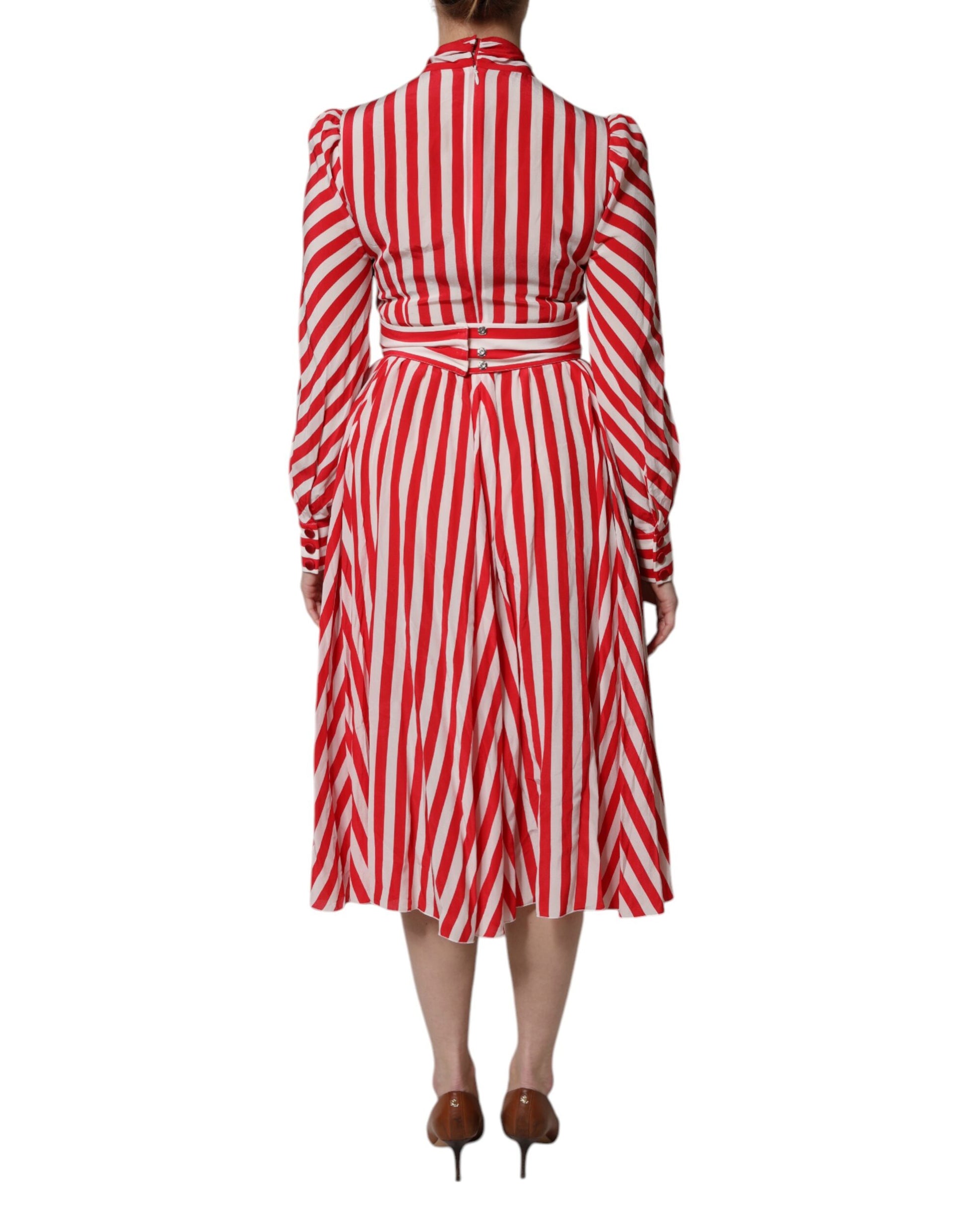 Weiß-rot gestreiftes Midikleid mit langen Ärmeln