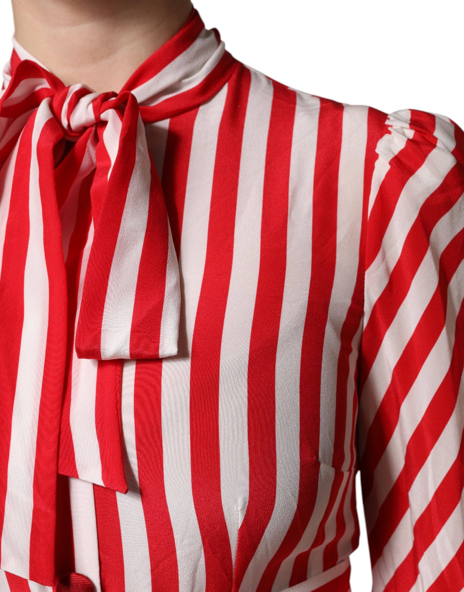 Weiß-rot gestreiftes Midikleid mit langen Ärmeln