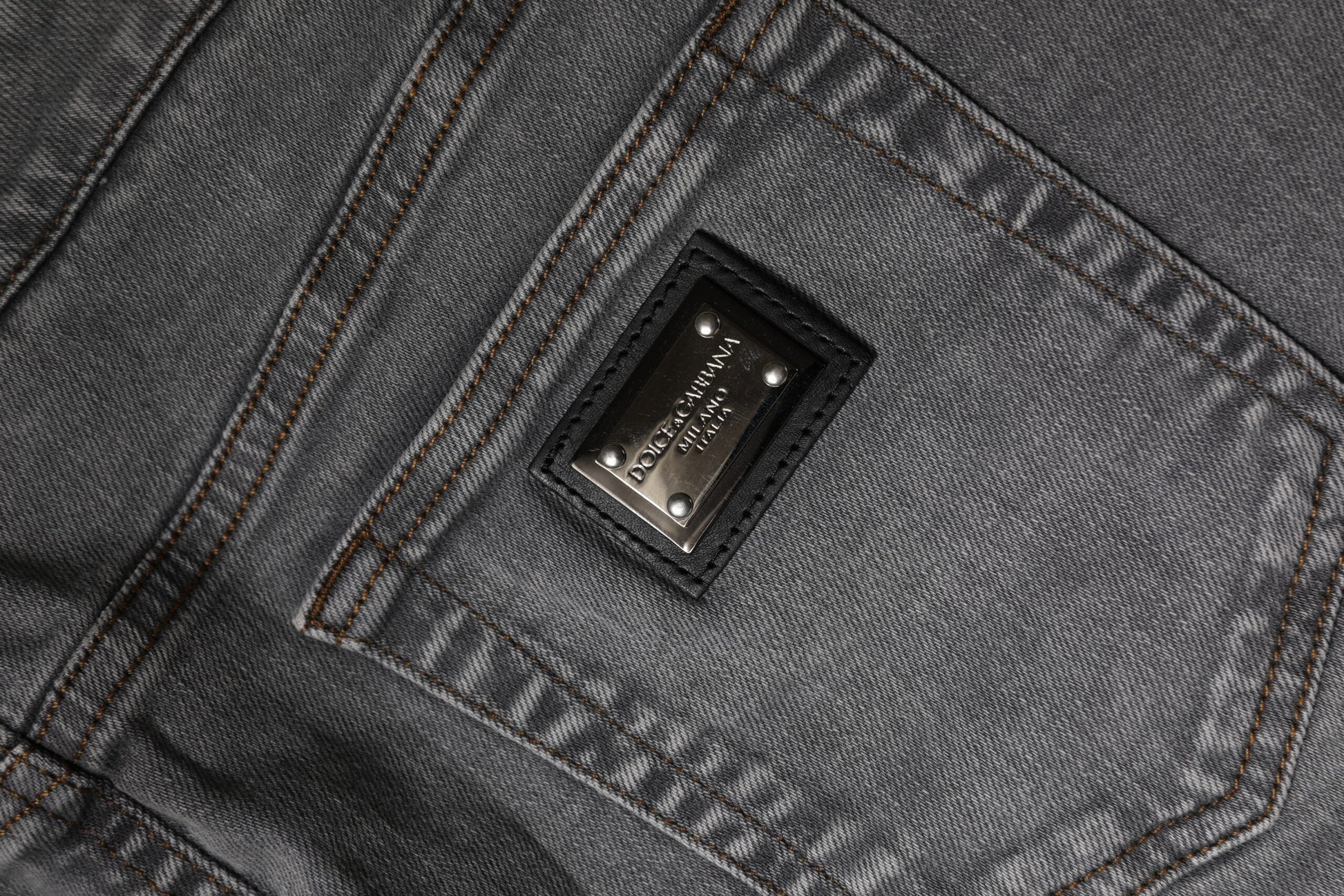 Grauer Denim-Minirock aus Baumwollstretch mit mittlerer Taille