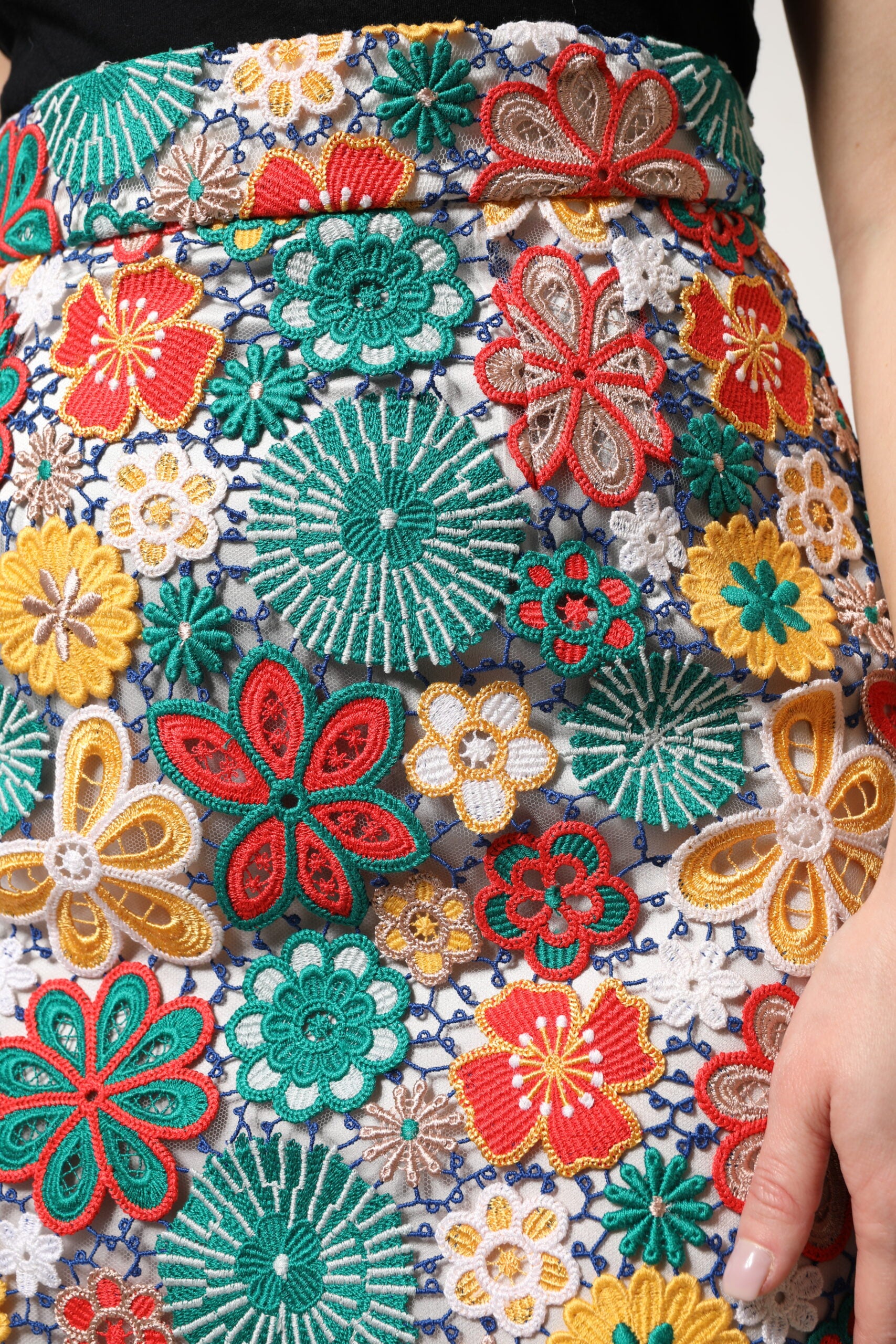 Mehrfarbiger Minirock mit Blumenspitze und hoher Taille