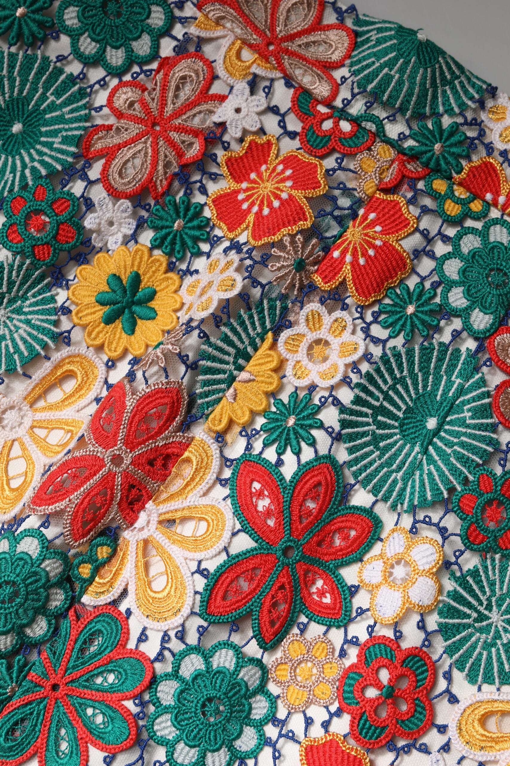 Mehrfarbiger Minirock mit Blumenspitze und hoher Taille