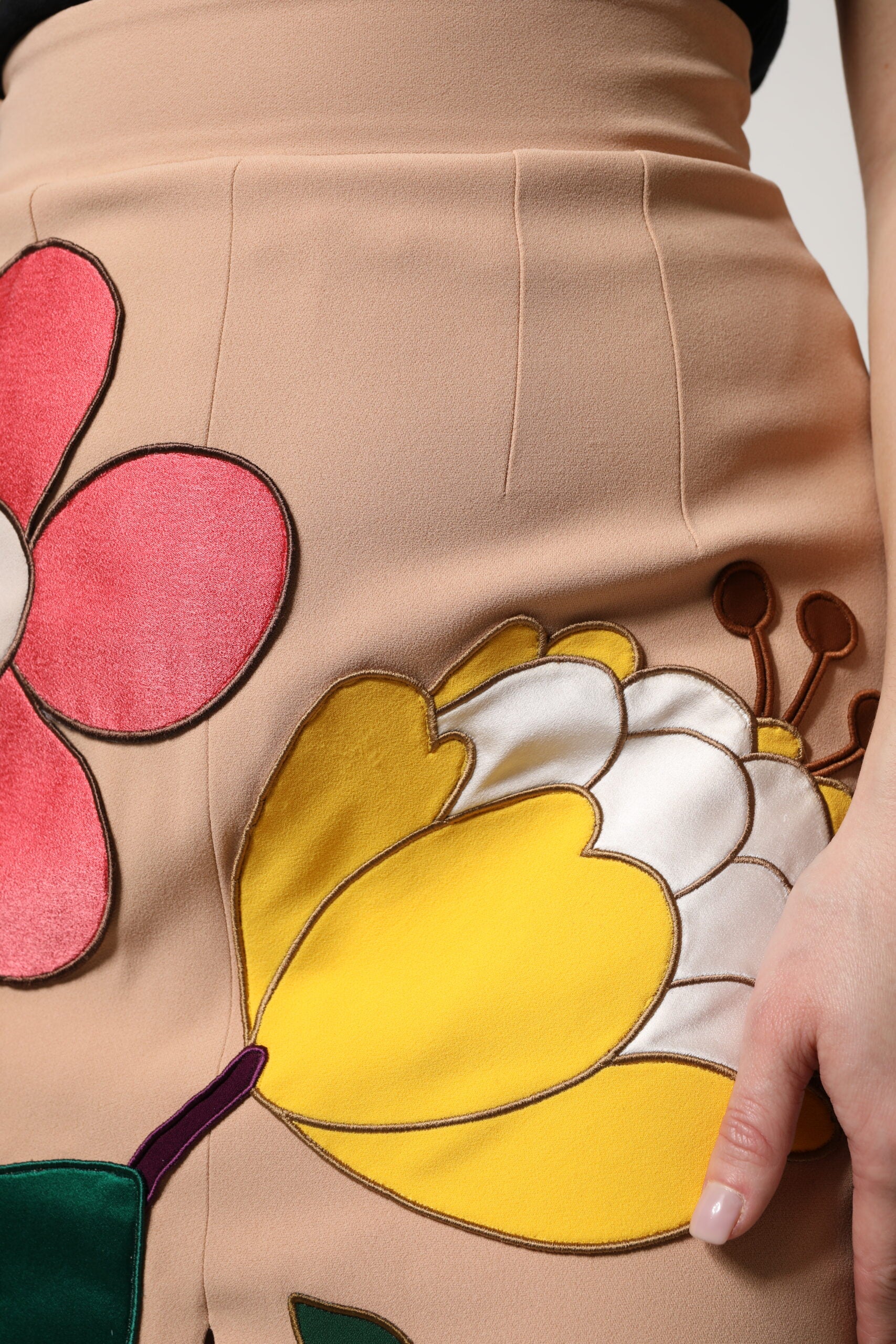Beigefarbener Bleistiftrock mit Blumenmuster und hoher Taille