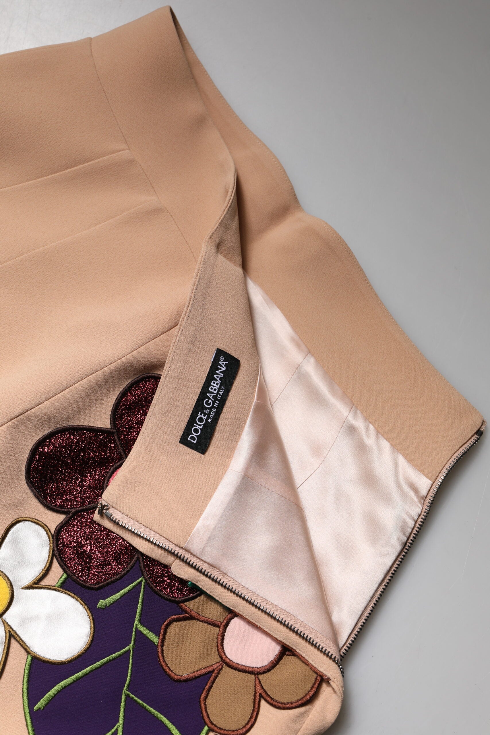 Beigefarbener Bleistiftrock mit Blumenmuster und hoher Taille