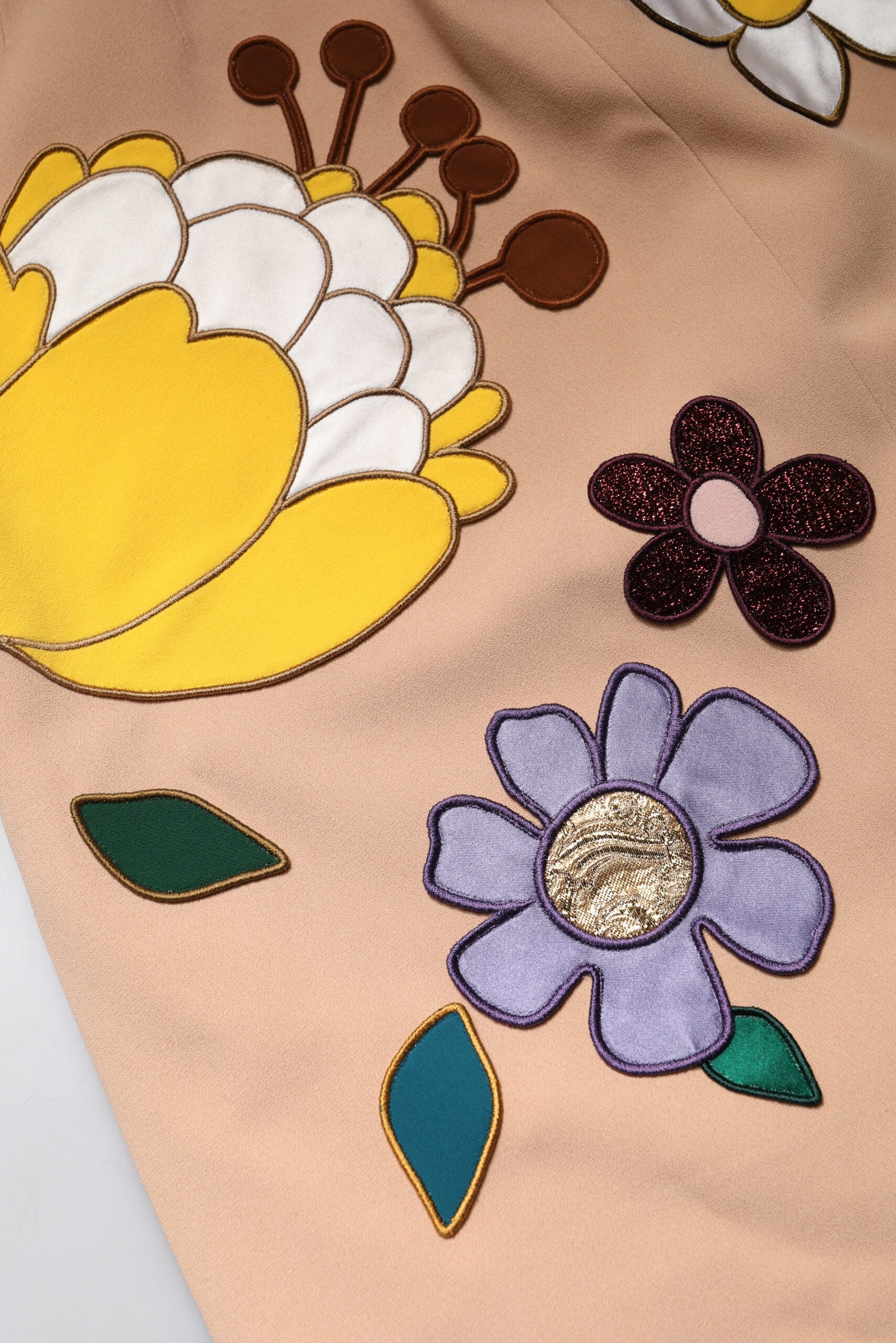 Beigefarbener Bleistiftrock mit Blumenmuster und hoher Taille