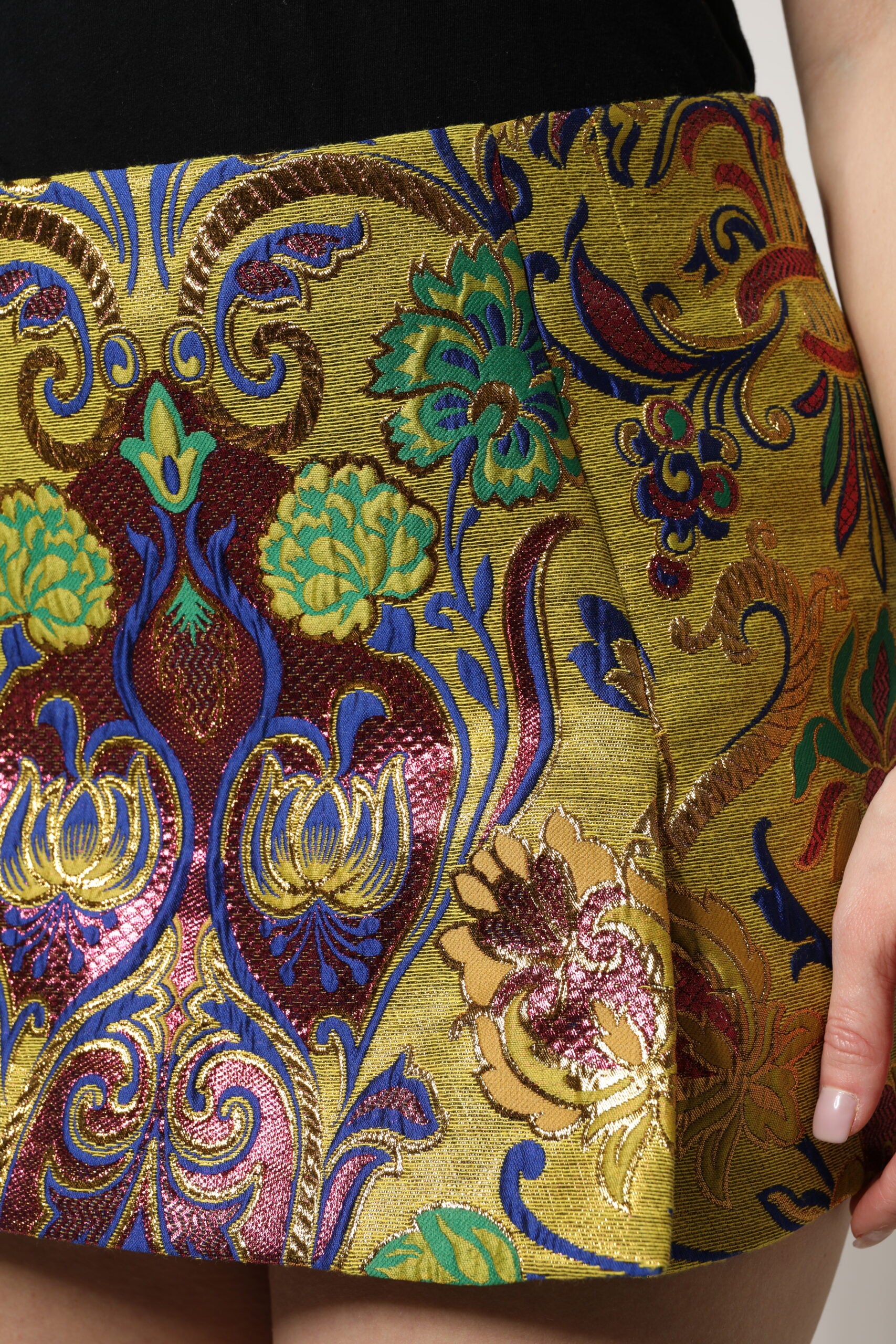 Mehrfarbiger Jacquard-Minirock mit Blumenmuster und mittlerer Taille