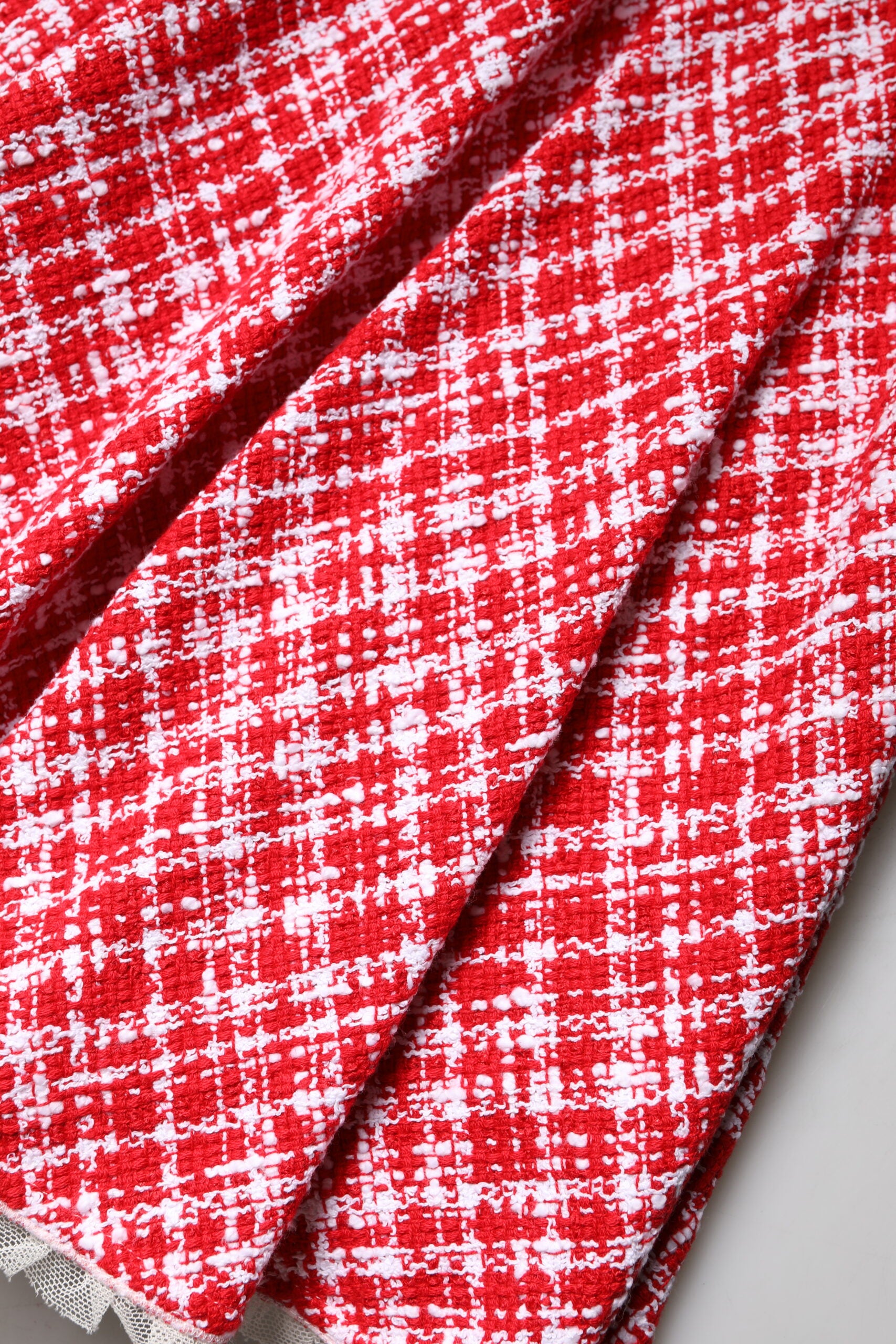 Rot-weißer A-Linien-Rock mit hoher Taille über dem Knie