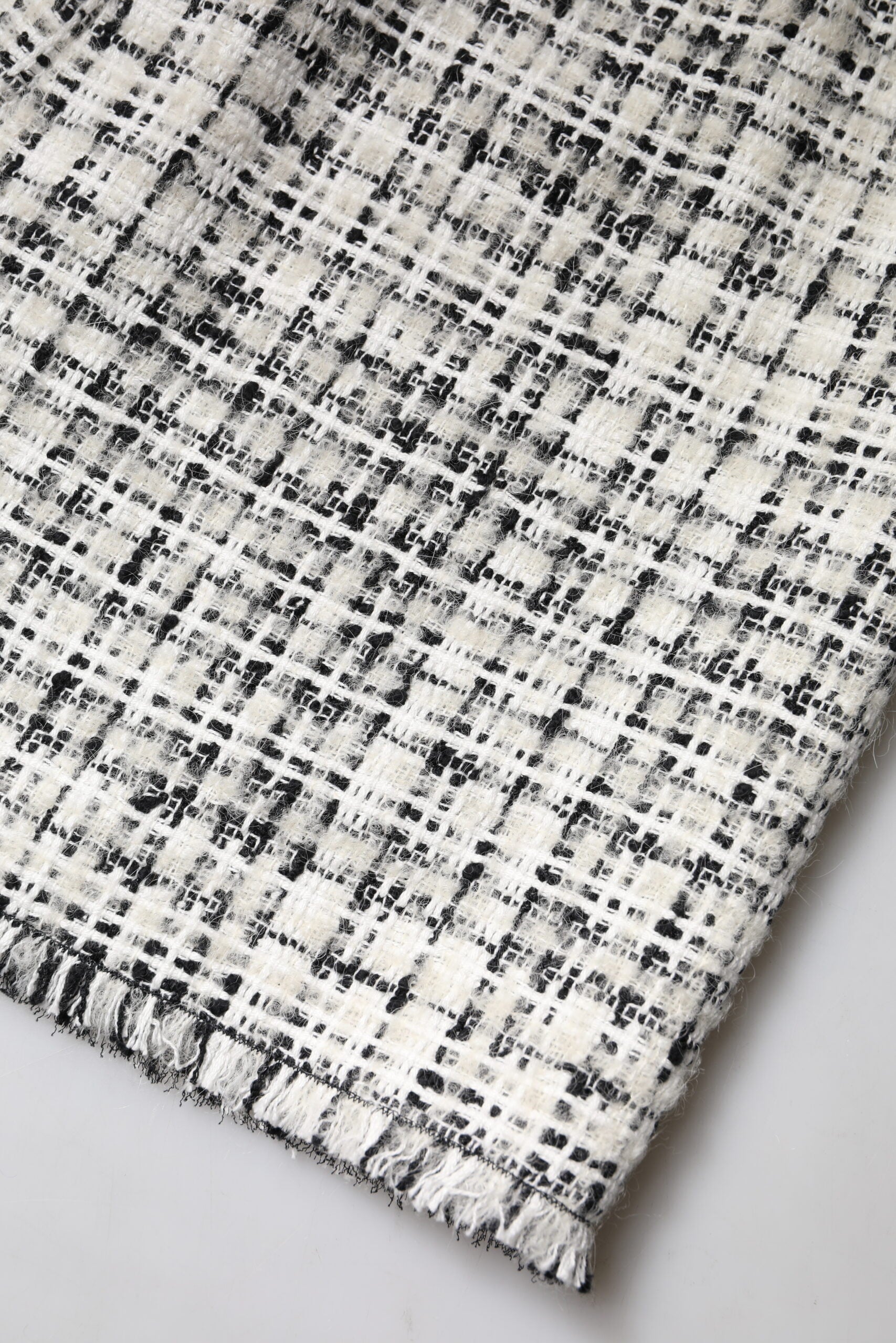 Weiß-schwarzer Minirock aus Tartan-Tweed mit hoher Taille