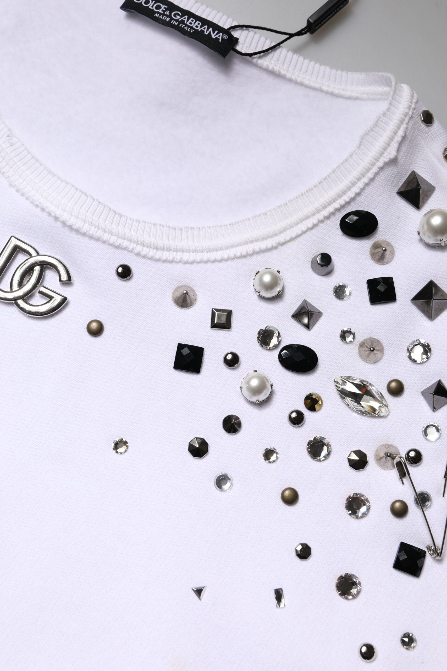 Weißer, verzierter, langärmliger Kurzpullover