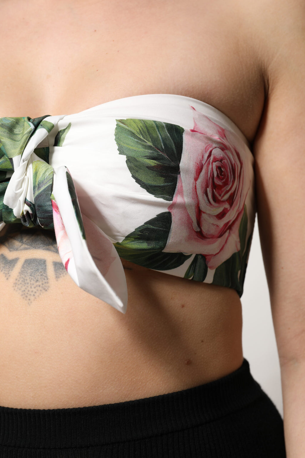 Weißes, kurzes Bustier-Korsett-Oberteil mit Blumenmuster