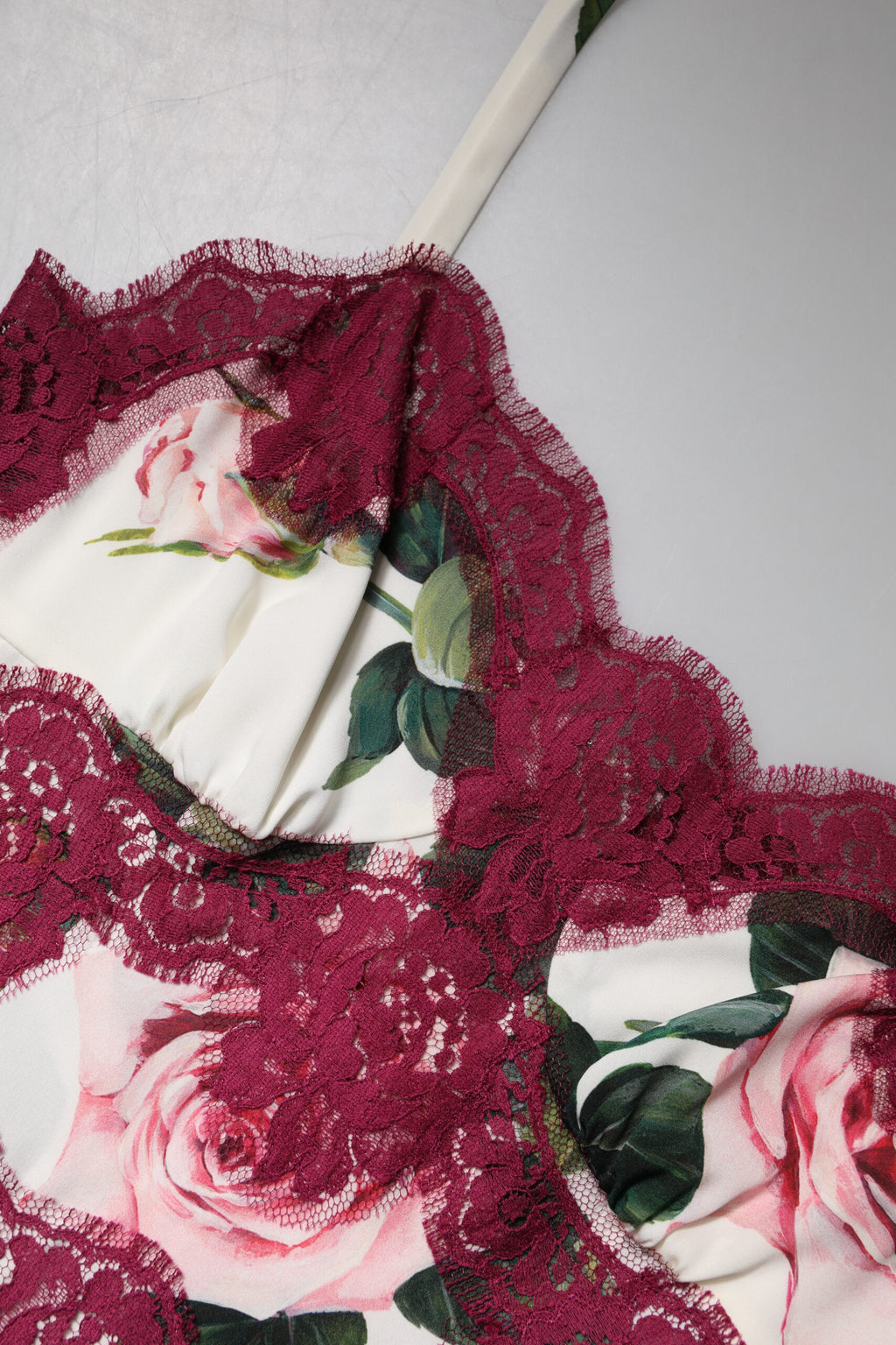 Weißes Tanktop aus Satin und Spitze mit Rosenmuster