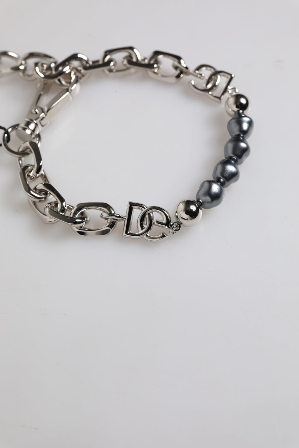 Silberfarbenes Kettenarmband mit Karabinerverschluss und grauen Perlen