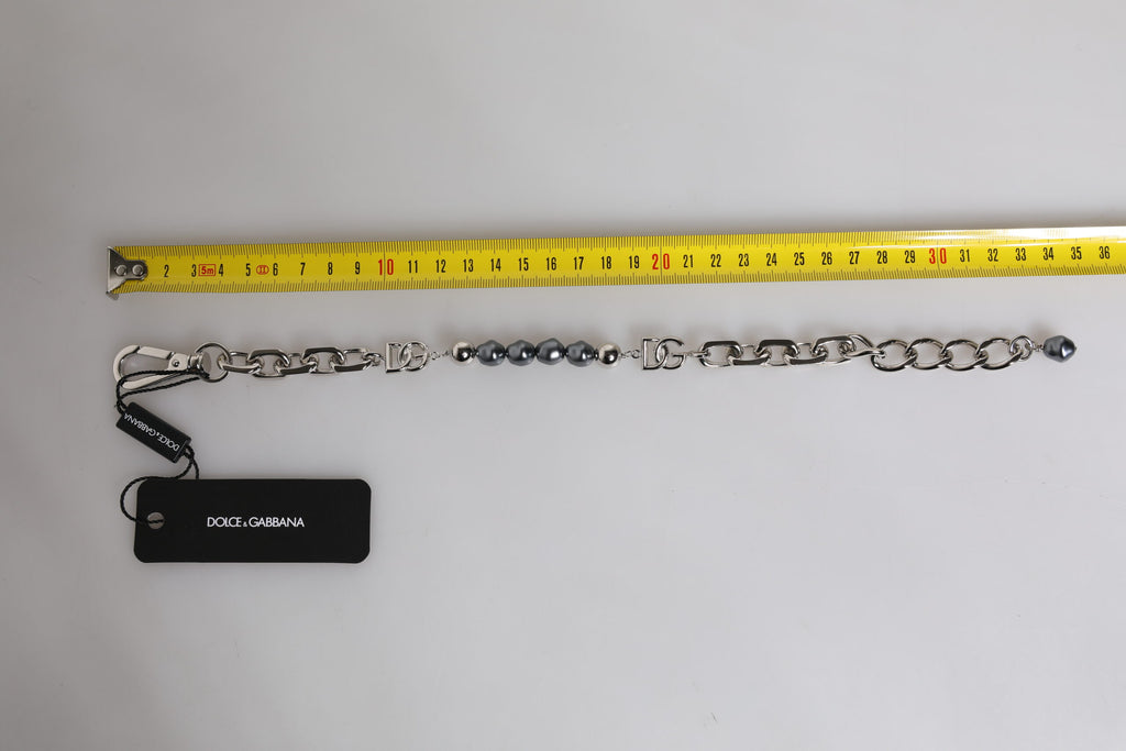 Silberfarbenes Kettenarmband mit Karabinerverschluss und grauen Perlen