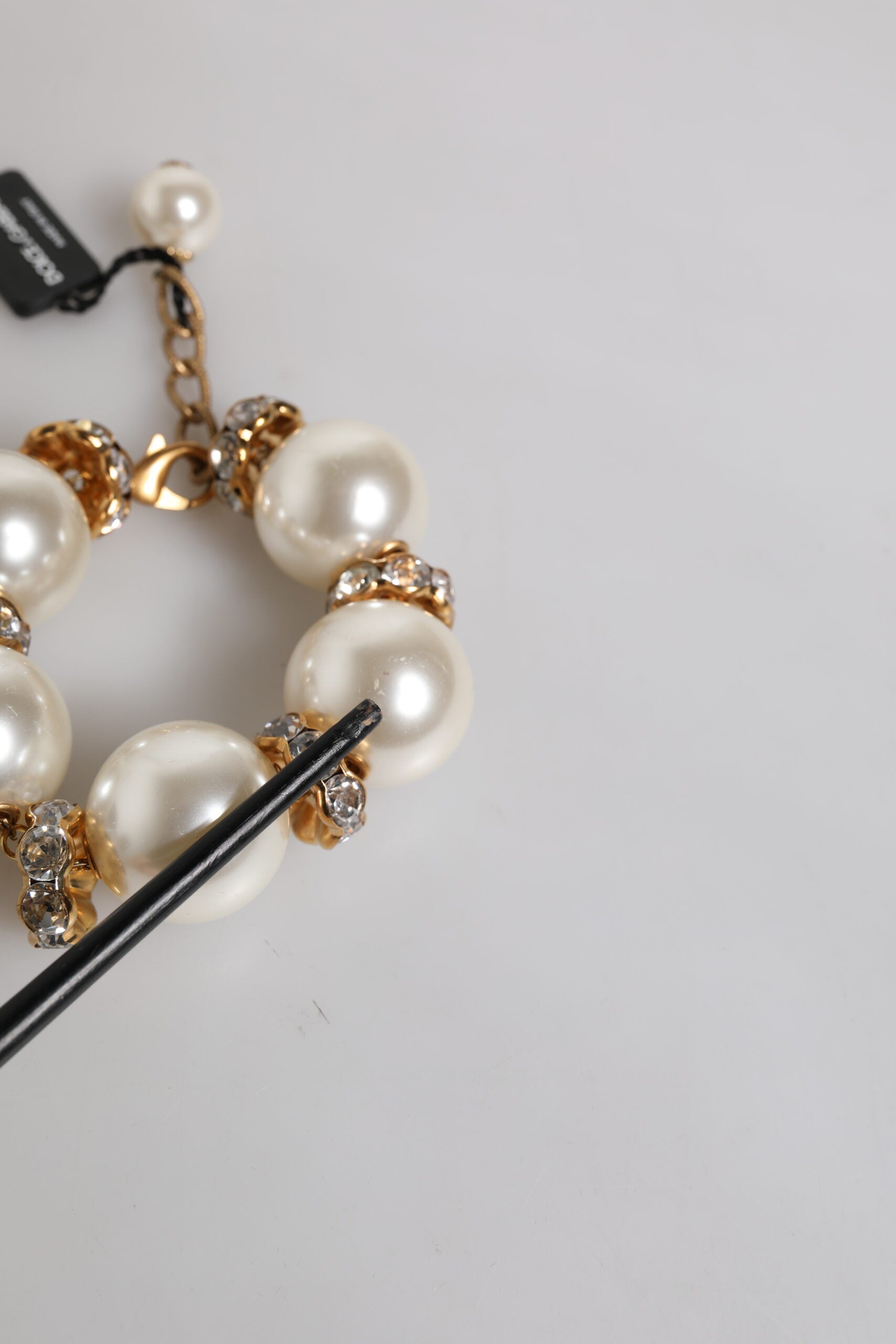 Goldfarbenes Logoarmband aus Messing mit Maxi-Perlen und Karabinerverschluss