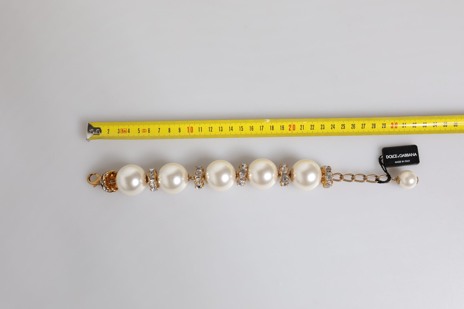 Goldfarbenes Logoarmband aus Messing mit Maxi-Perlen und Karabinerverschluss