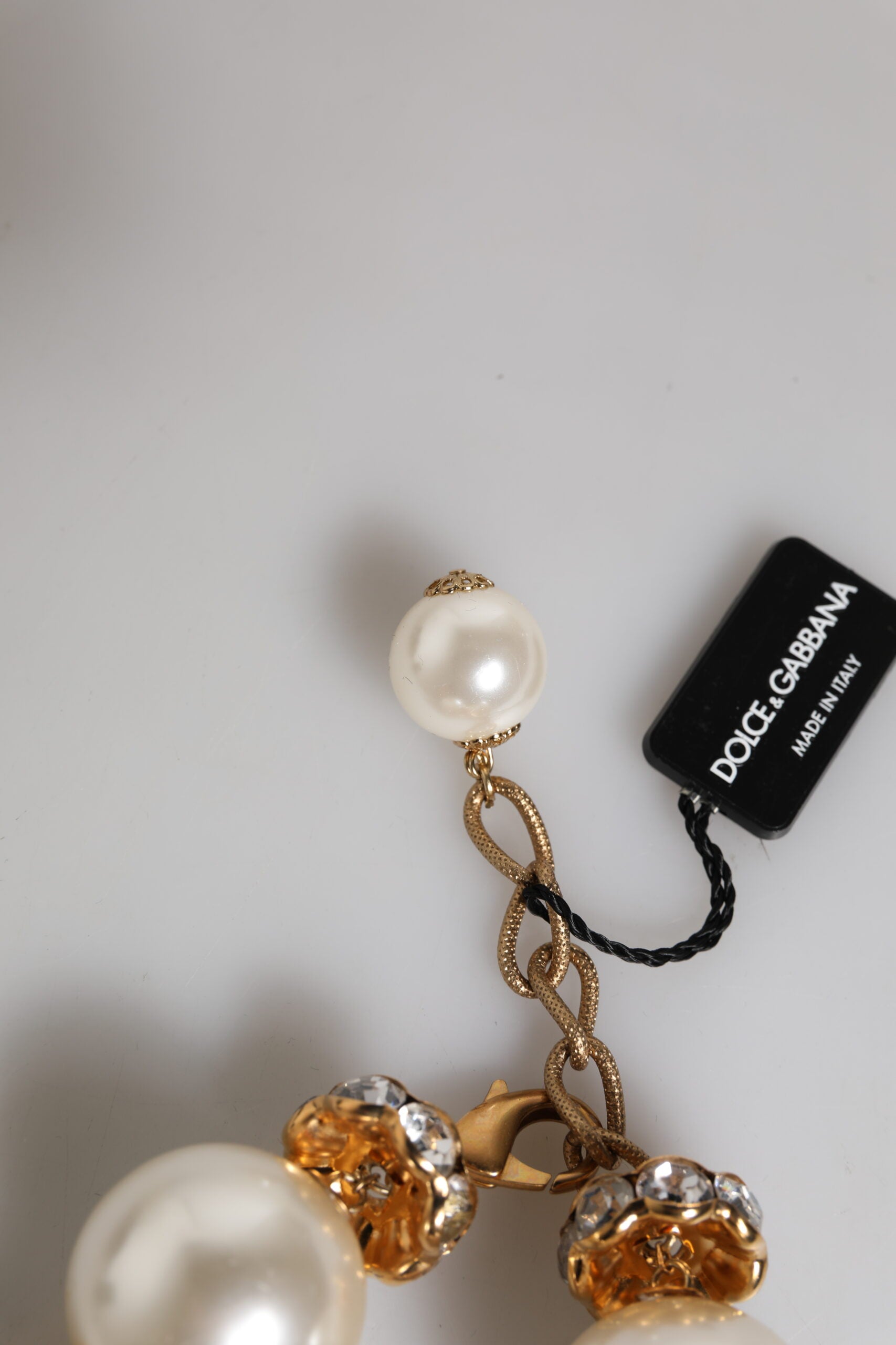 Goldfarbenes Logoarmband aus Messing mit Maxi-Perlen und Karabinerverschluss