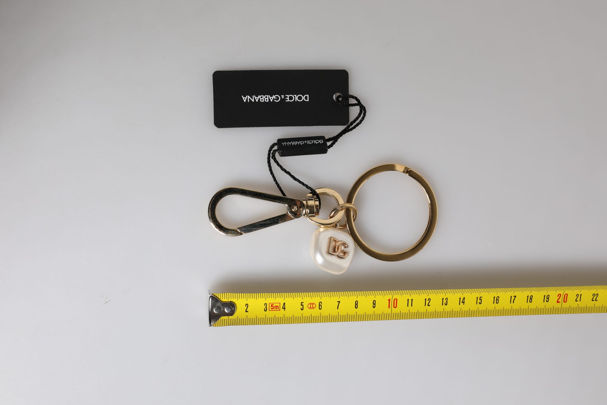 Schicker Schlüsselanhänger mit Buchstaben-Anhänger aus Messing mit Kunstperlen in Gold