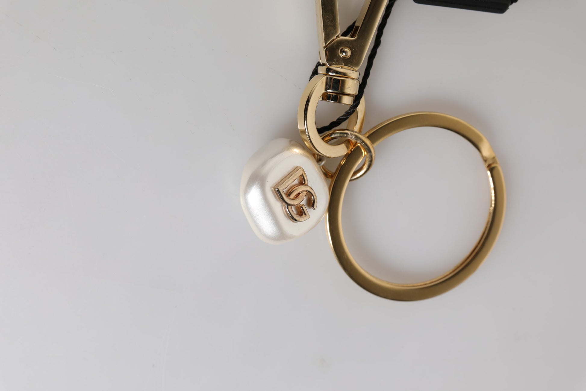 Schicker Schlüsselanhänger mit Buchstaben-Anhänger aus Messing mit Kunstperlen in Gold
