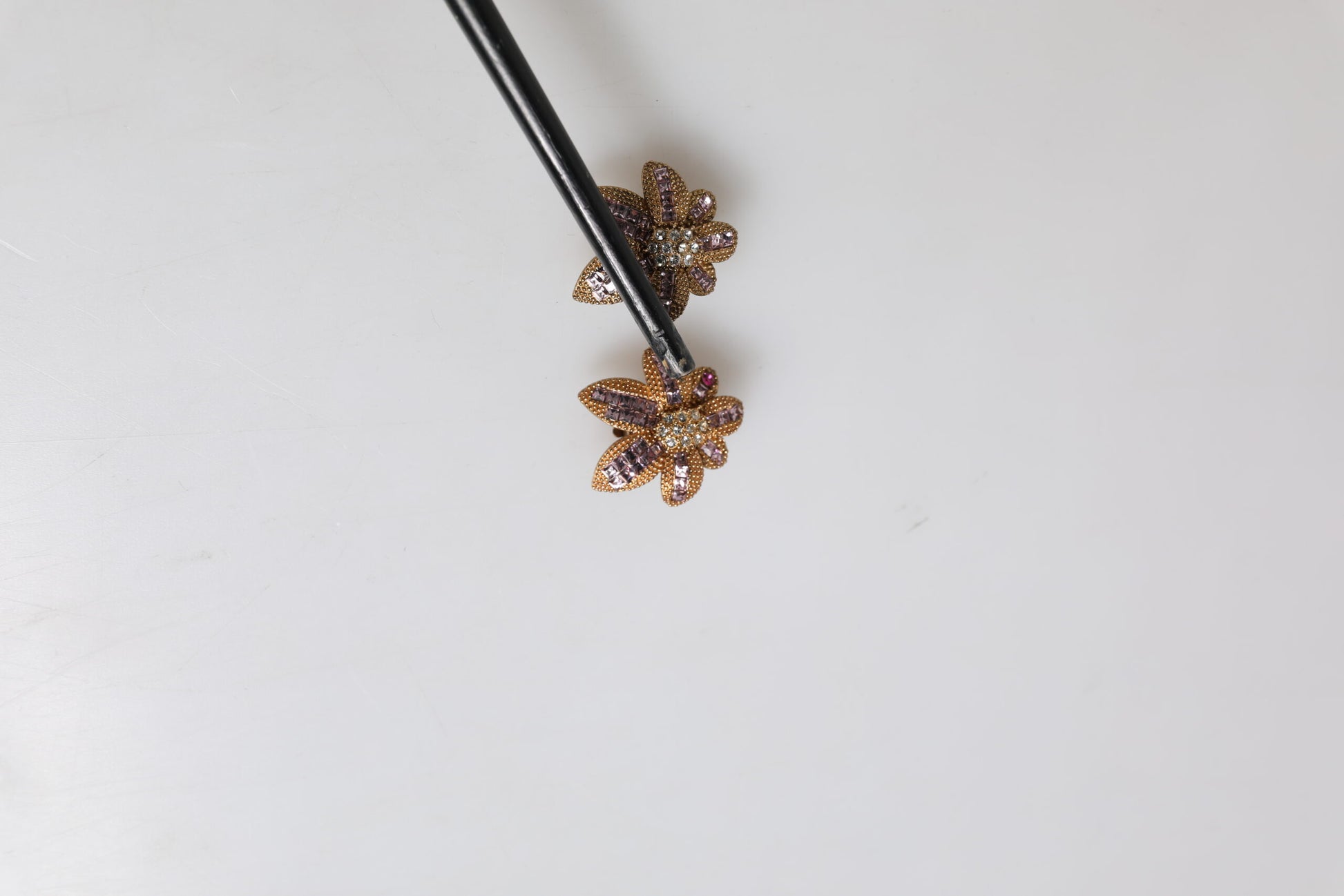 Ohrclips aus goldfarbenem Messing mit violetten Kristallen in Blütenform