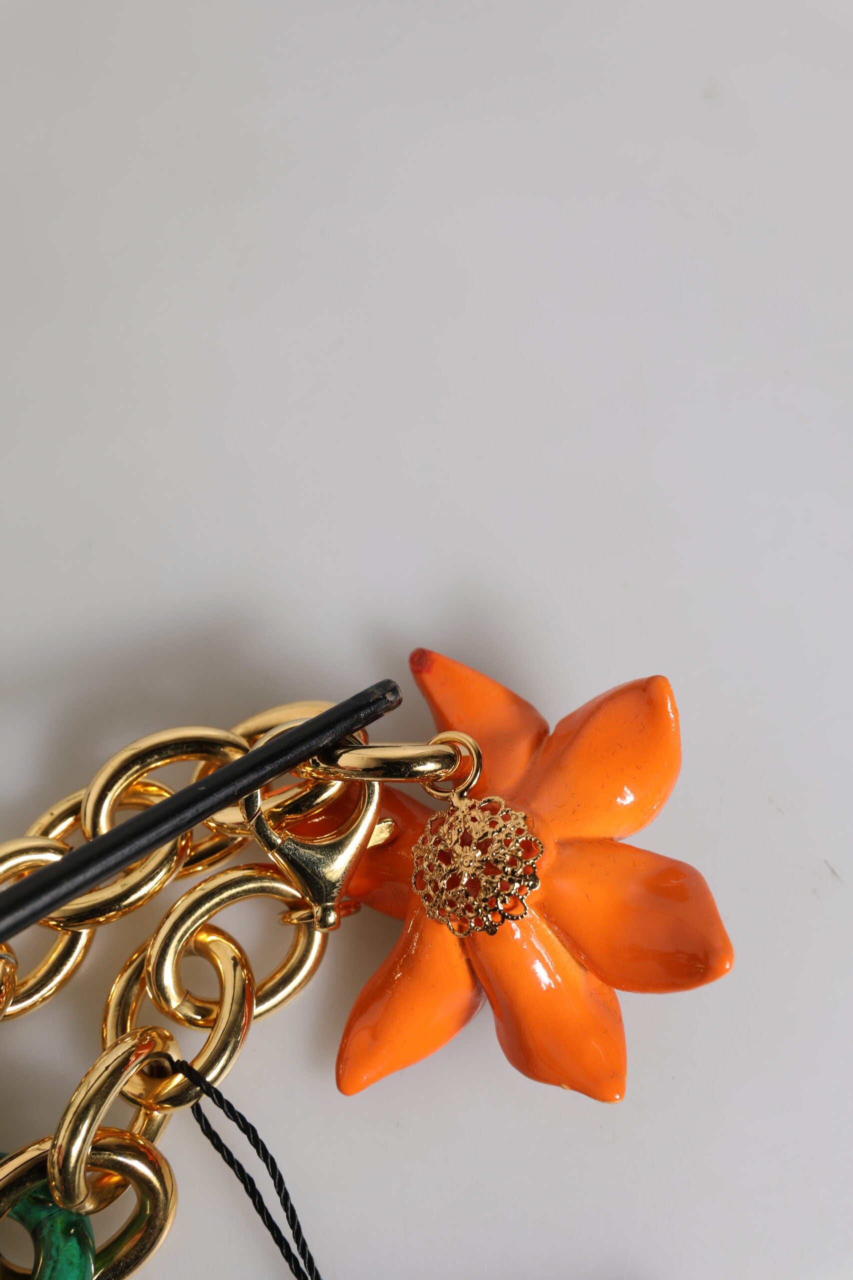 Mehrfarbige Halskette mit Blumenmuster und orangefarbener Lilie aus goldenem Messing