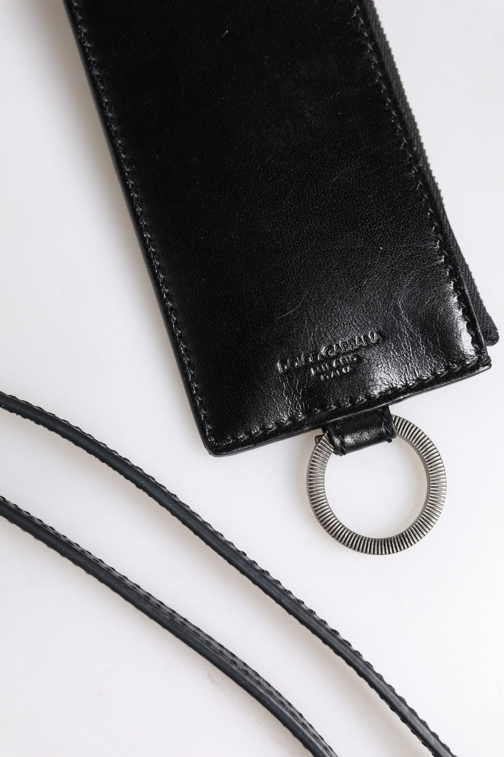 Schwarzes Kartenetui aus Leder mit Logoprägung und Lanyard