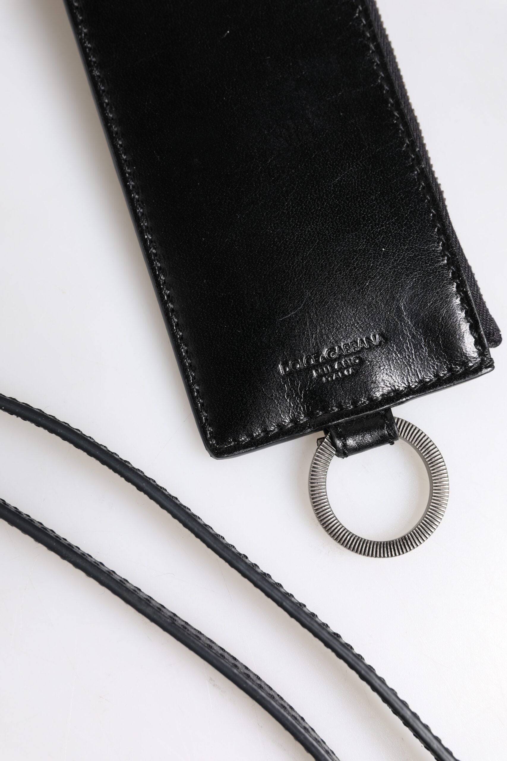 Schwarzes Kartenetui aus Leder mit Logoprägung und Lanyard