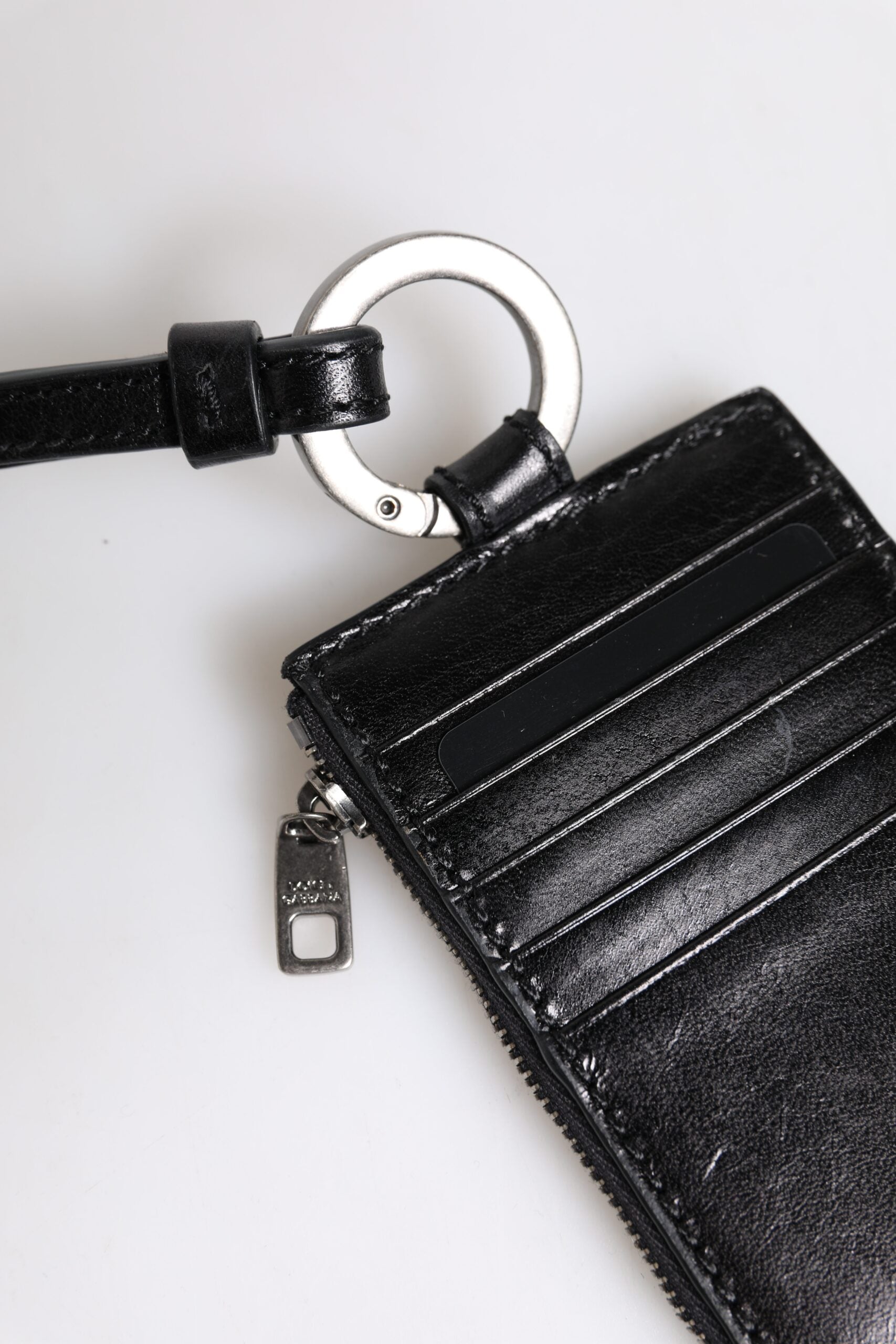 Schwarzes Kartenetui aus Leder mit Logoprägung und Lanyard