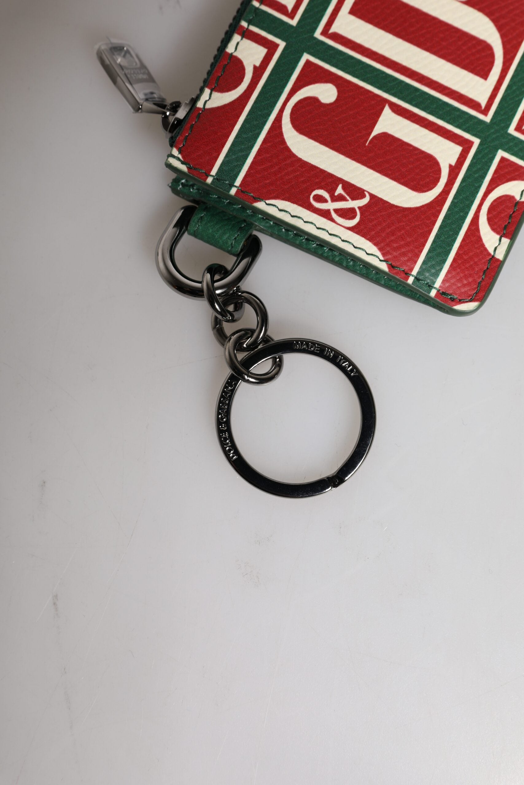 Grünes Kartenetui aus Kalbsleder mit Logo-Print und Monogramm