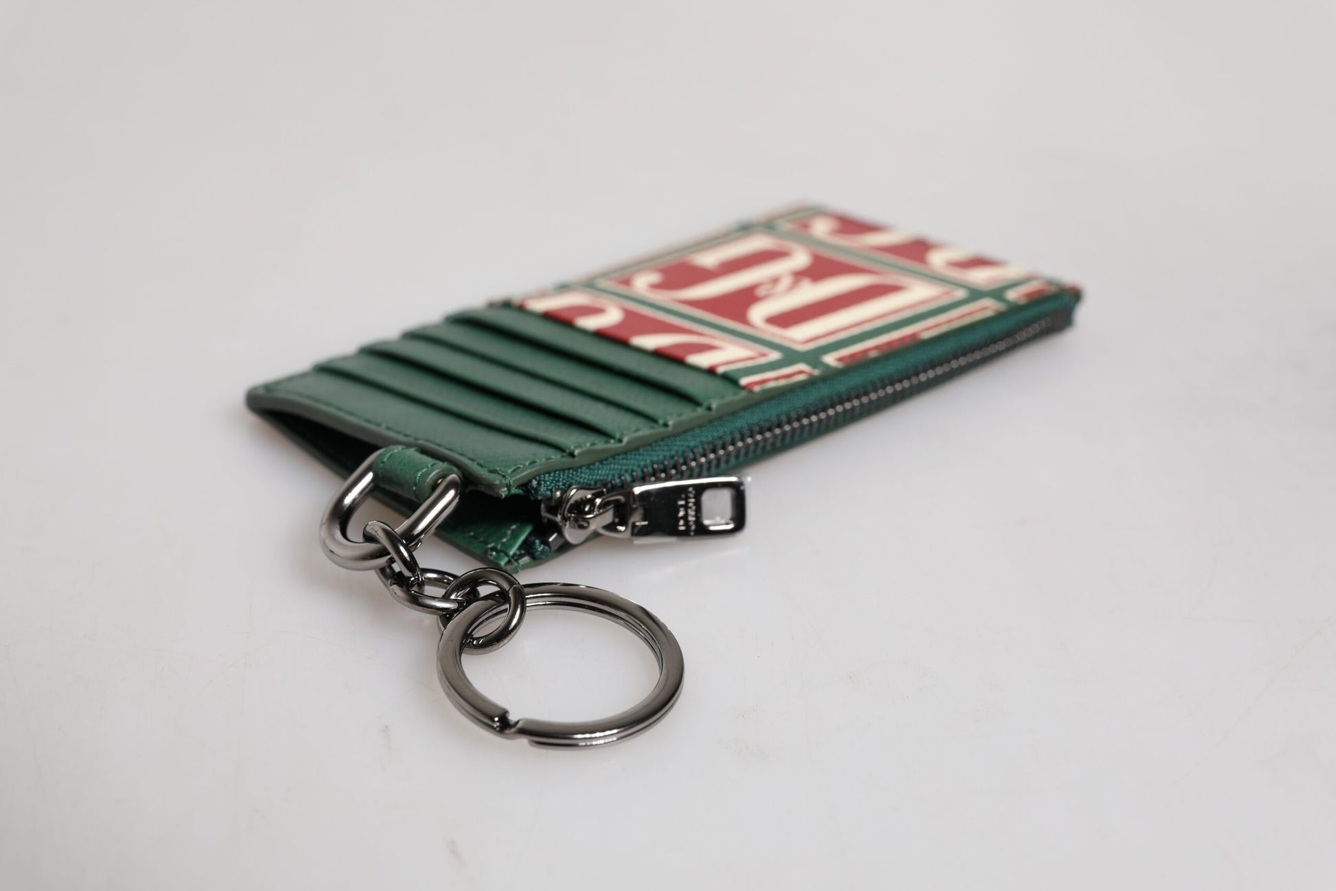 Grünes Kartenetui aus Kalbsleder mit Logo-Print und Monogramm
