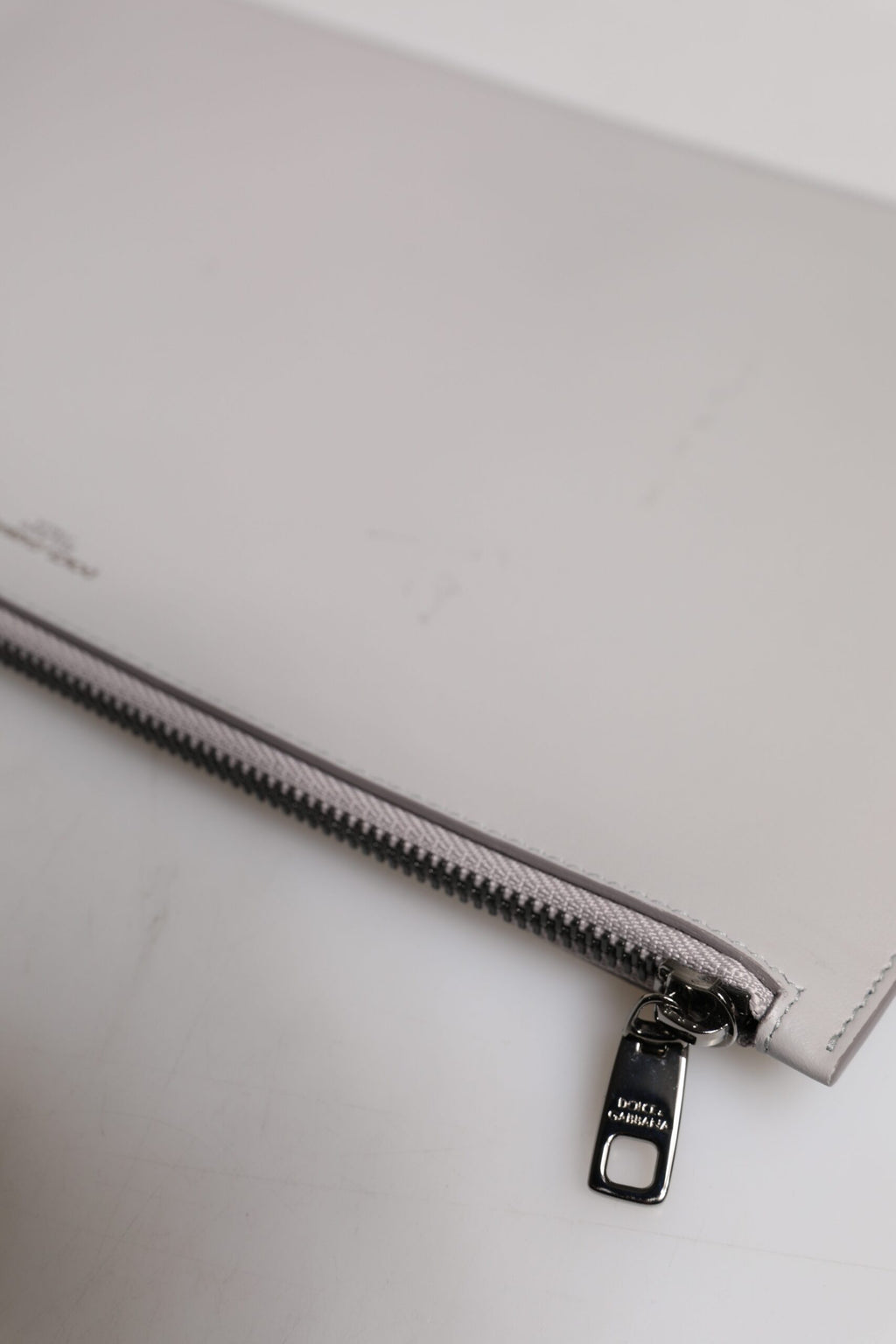 Graue Herren-Clutch mit Reißverschluss und DG-Logo aus massivem Leder