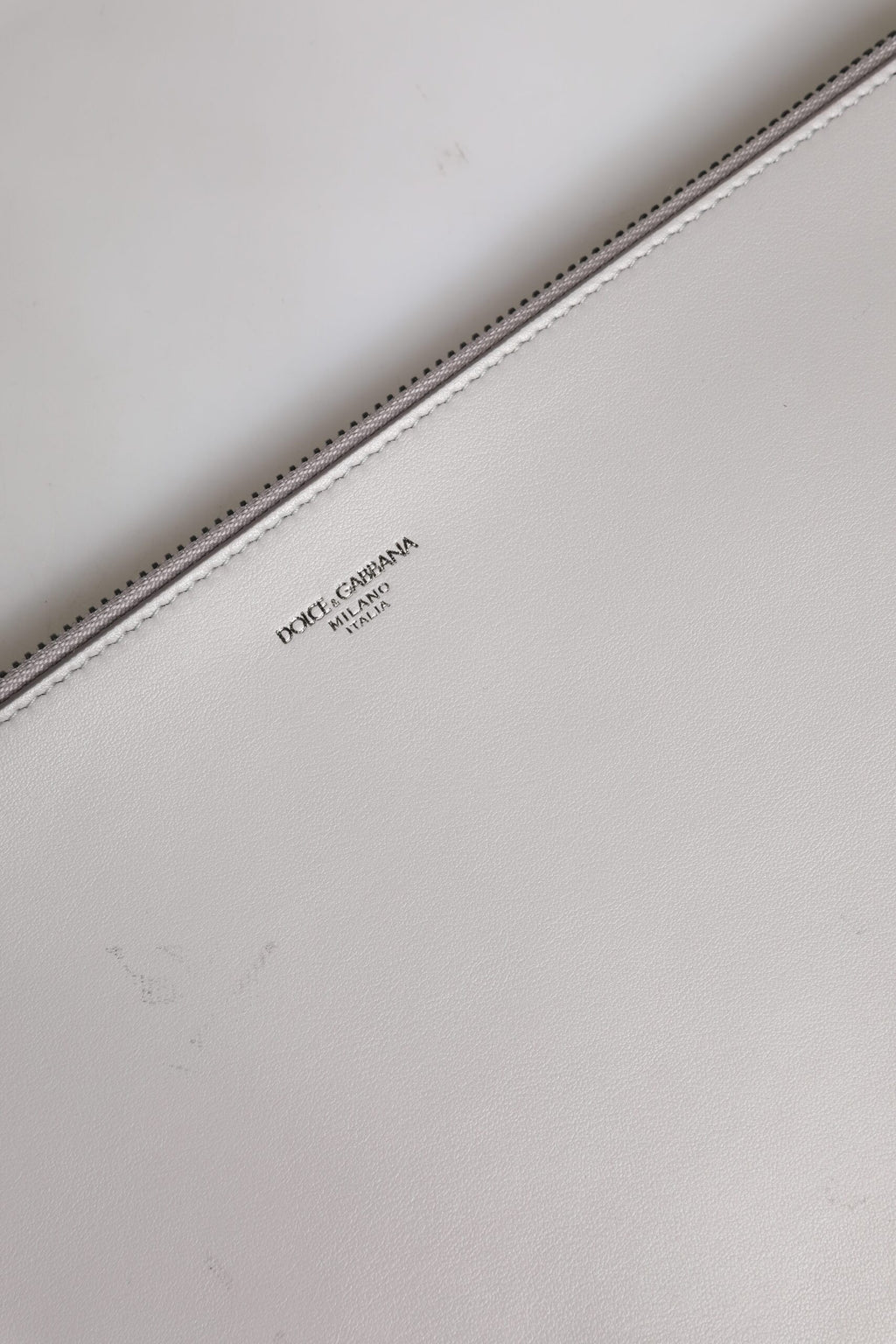 Graue Herren-Clutch mit Reißverschluss und DG-Logo aus massivem Leder