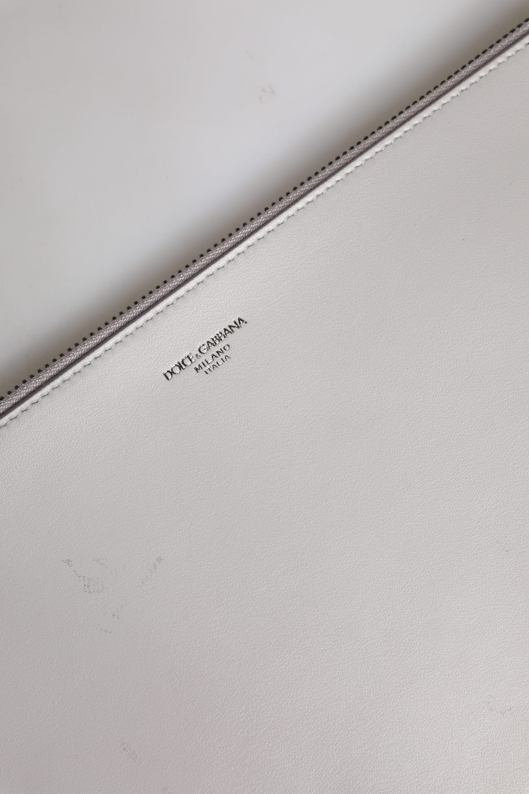 Graue Herren-Clutch mit Reißverschluss und DG-Logo aus massivem Leder