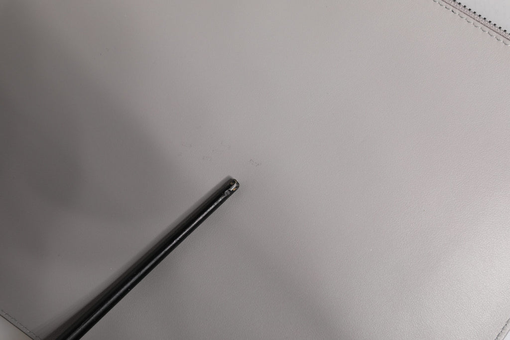 Graue Herren-Clutch mit Reißverschluss und DG-Logo aus massivem Leder