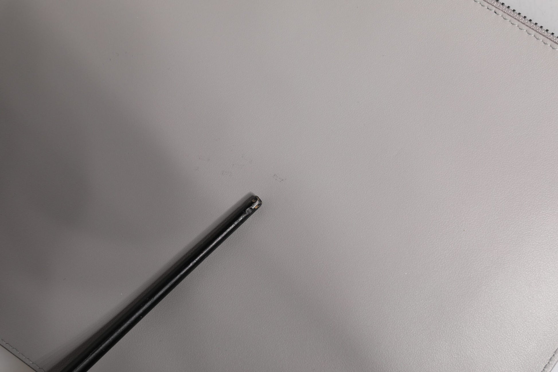 Graue Herren-Clutch mit Reißverschluss und DG-Logo aus massivem Leder