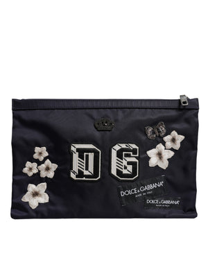 Blaue Clutch mit DG-Logo-Patch und Verzierung