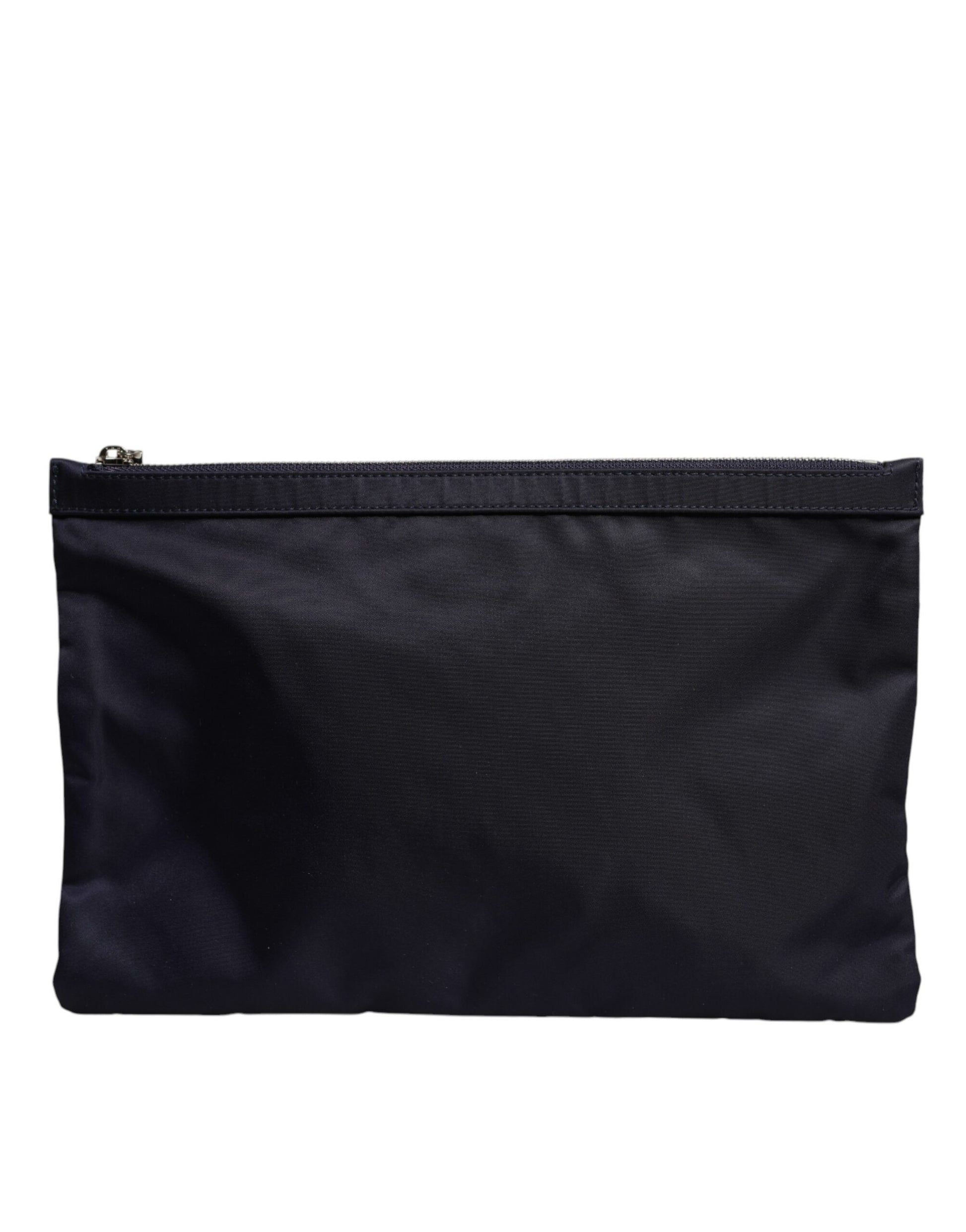 Blaue Clutch mit DG-Logo-Patch und Verzierung