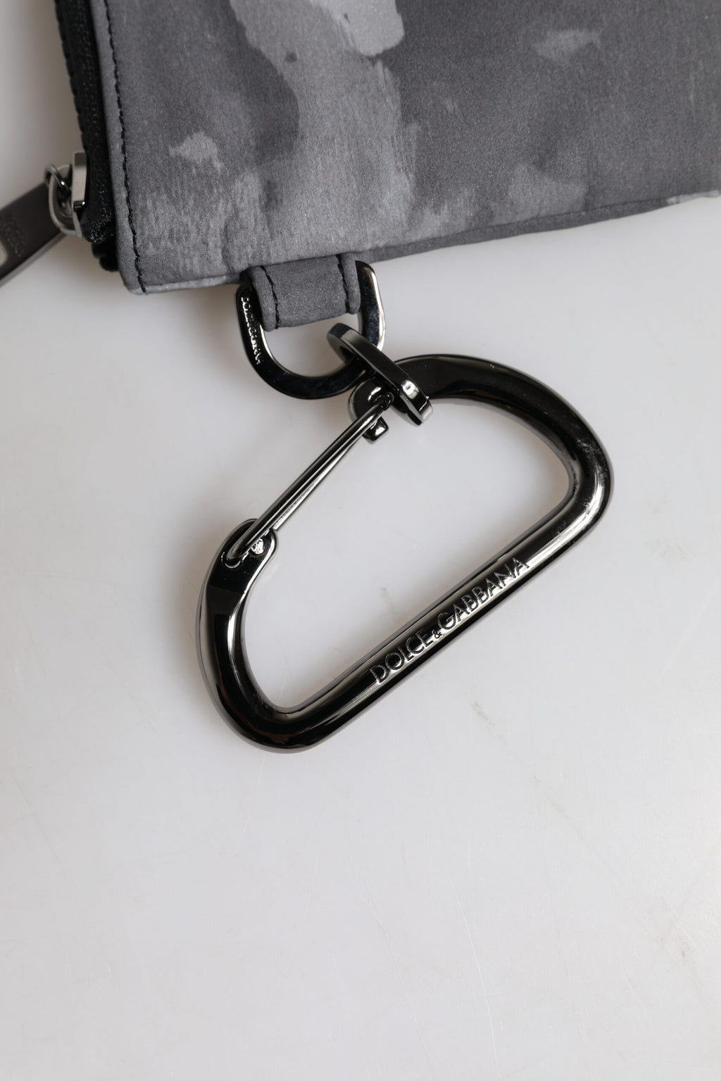 Schwarz-graue Camouflage-Logo-Schlüsselanhängertasche