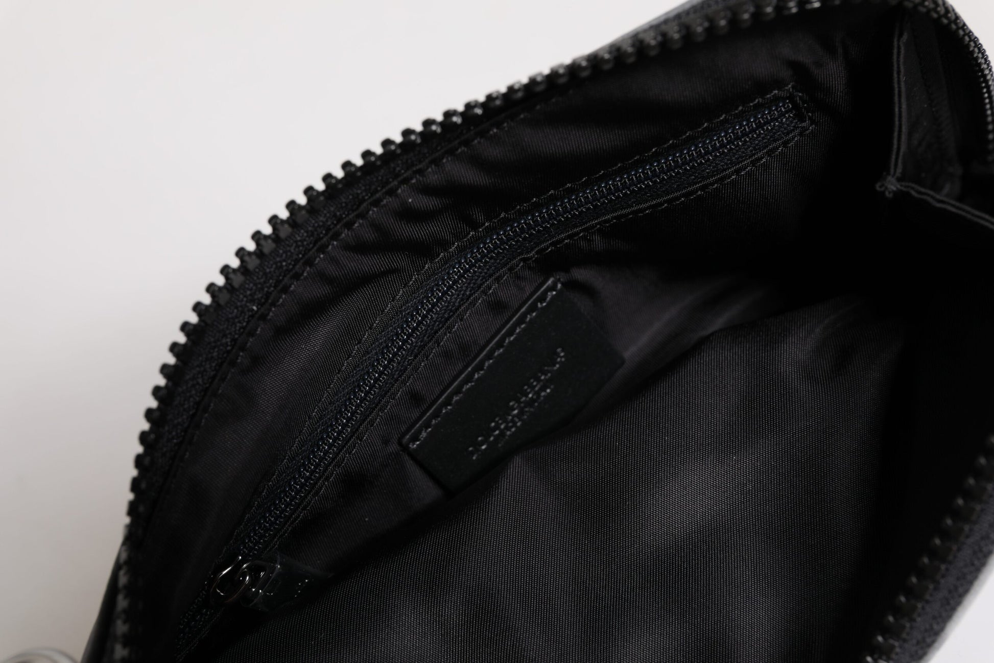 Schwarz-graue Camouflage-Logo-Schlüsselanhängertasche