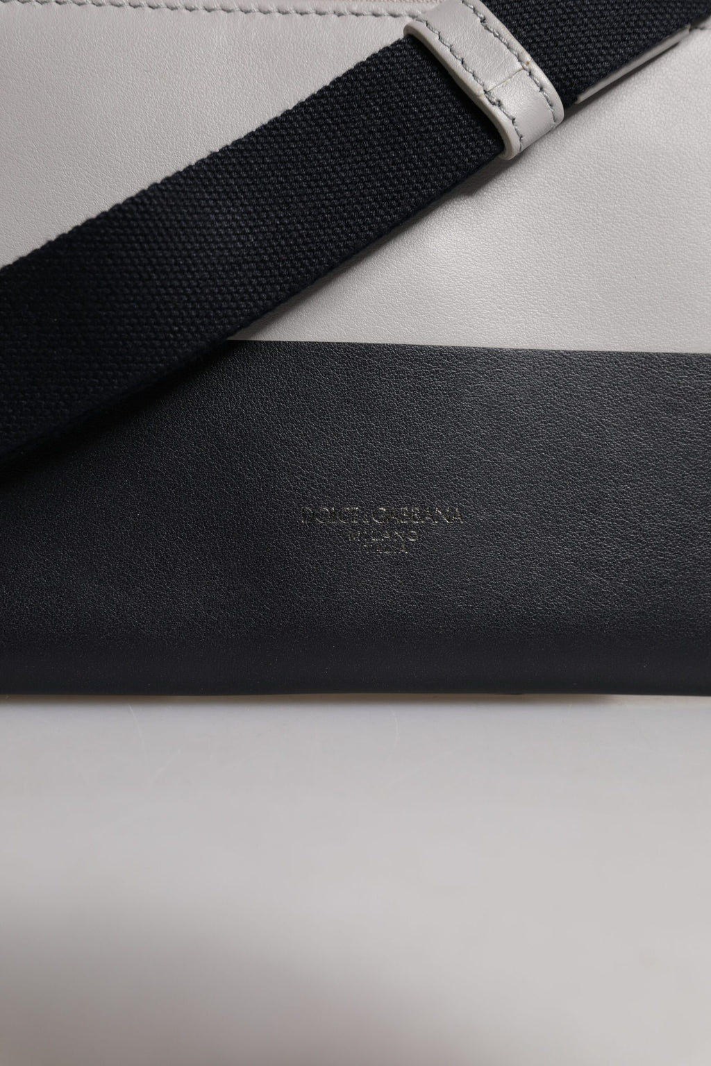 Schwarz-weiße Umhängetasche aus Leder mit Logoprägung