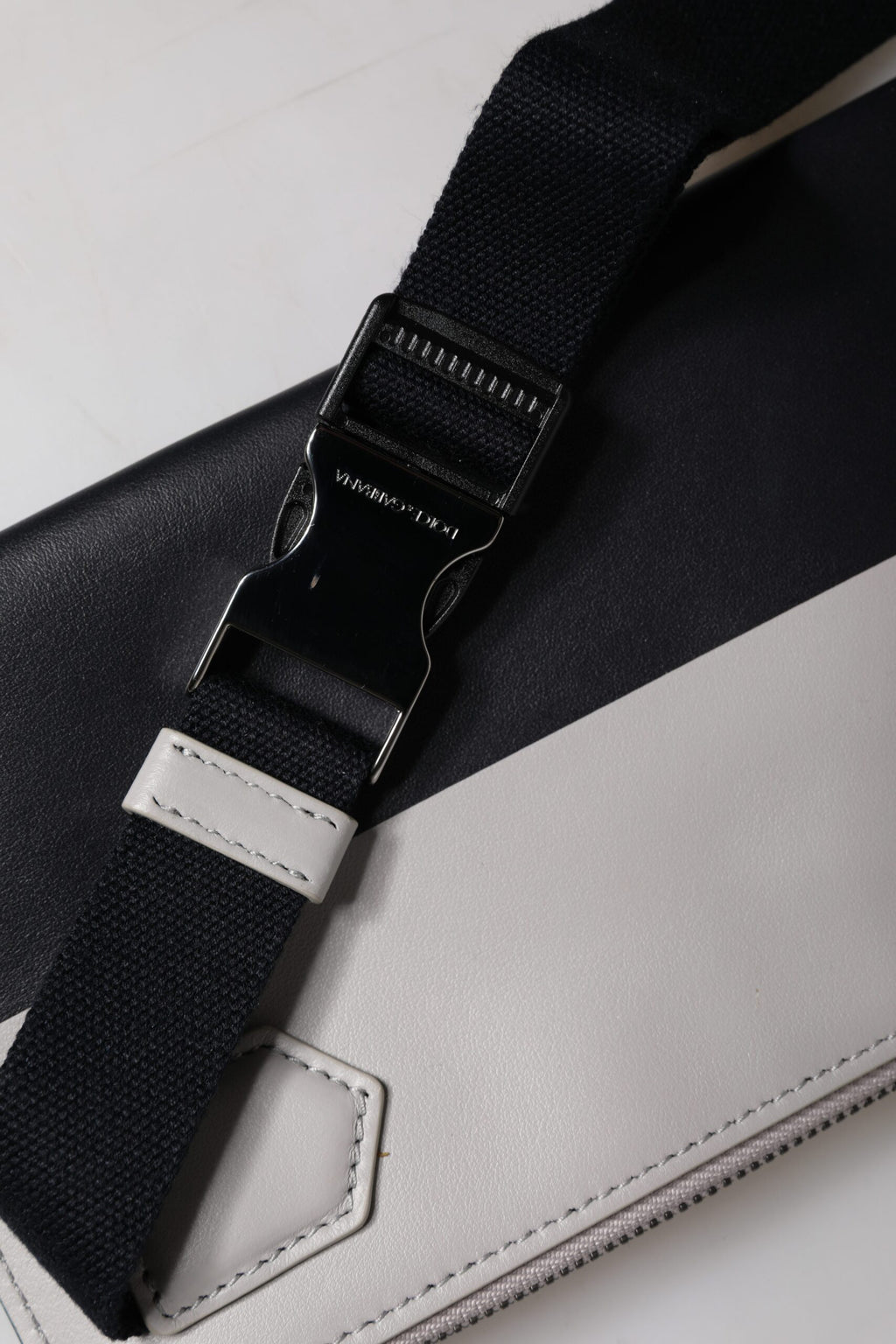 Schwarz-weiße Umhängetasche aus Leder mit Logoprägung