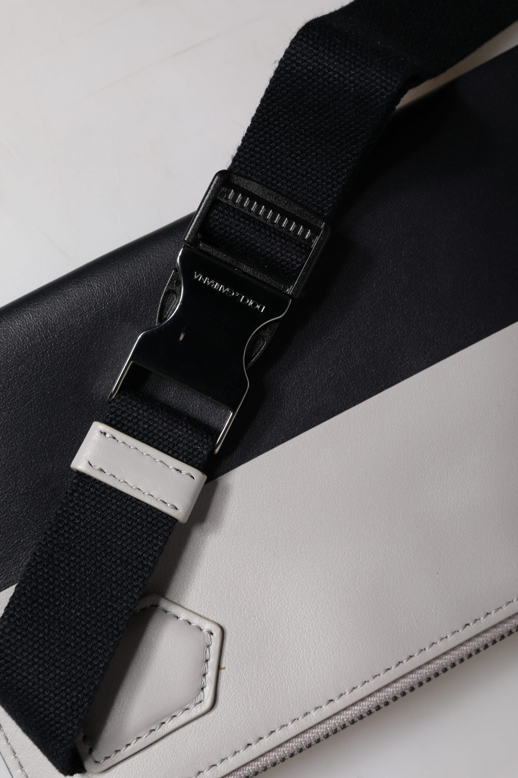 Schwarz-weiße Umhängetasche aus Leder mit Logoprägung