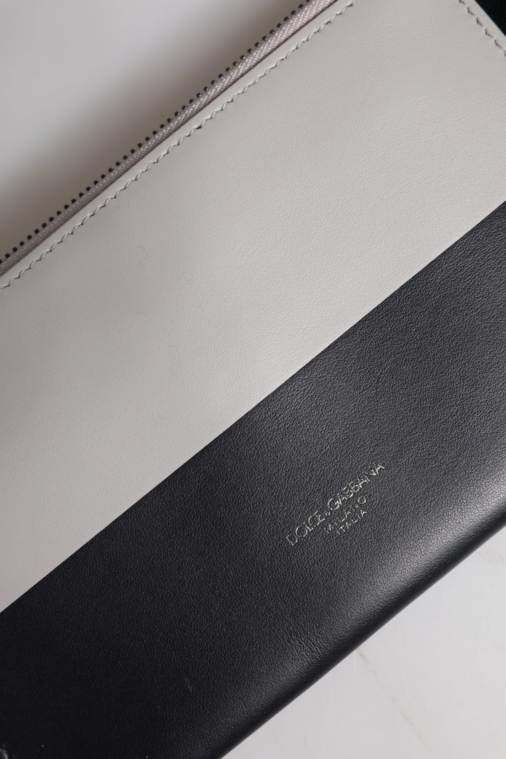 Schwarz-weiße Umhängetasche aus Leder mit Logoprägung
