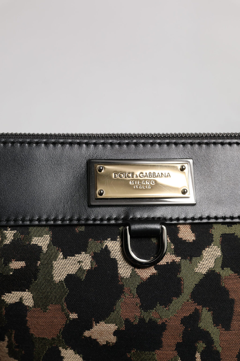 Mehrfarbige Beuteltasche mit Logo-Schild und Leoparden-Jacquard-Print