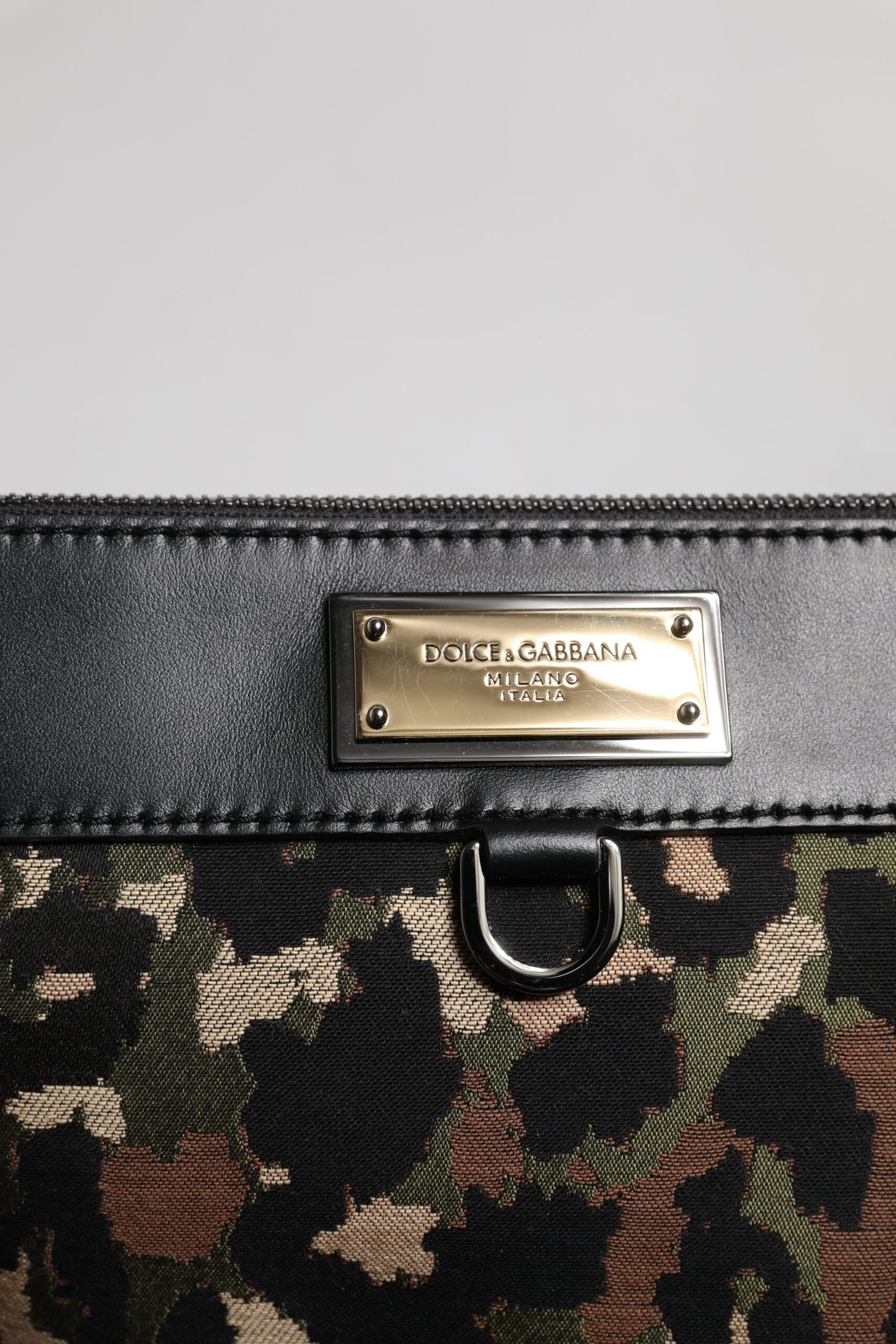 Mehrfarbige Beuteltasche mit Logo-Schild und Leoparden-Jacquard-Print