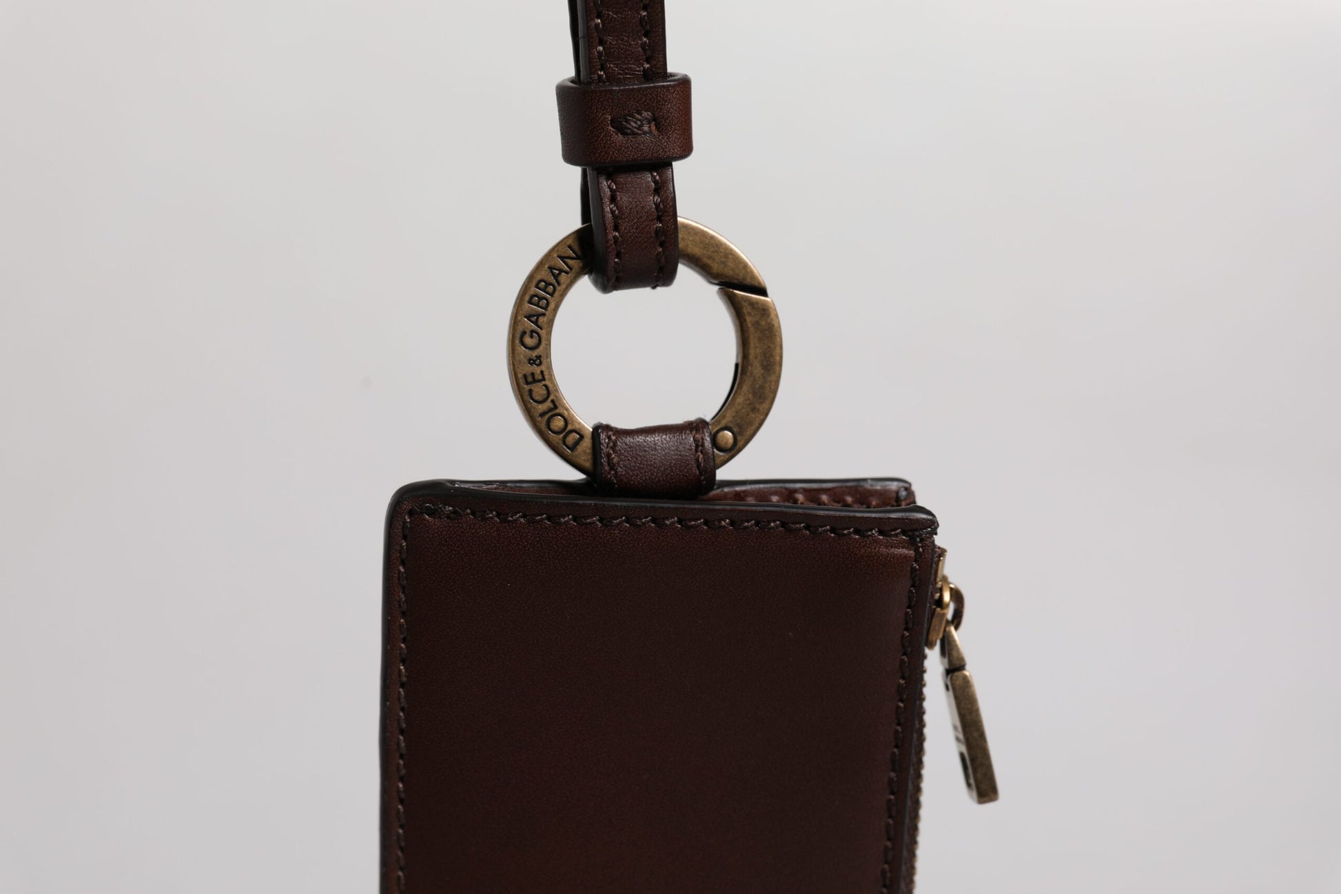 Braune Brieftasche mit Logo und Lanyard für Kartenhalter aus Kalbsleder