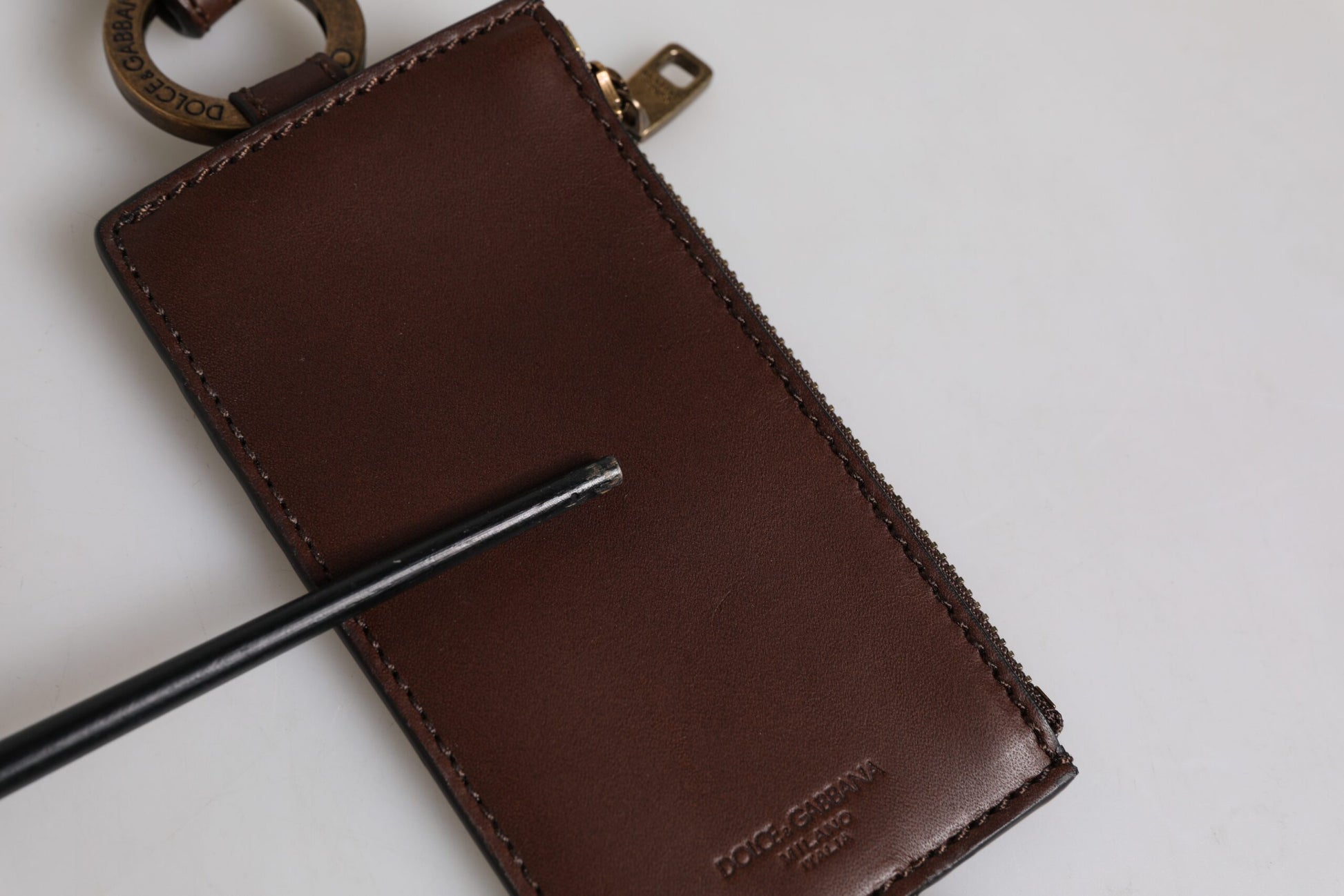 Braune Brieftasche mit Logo und Lanyard für Kartenhalter aus Kalbsleder